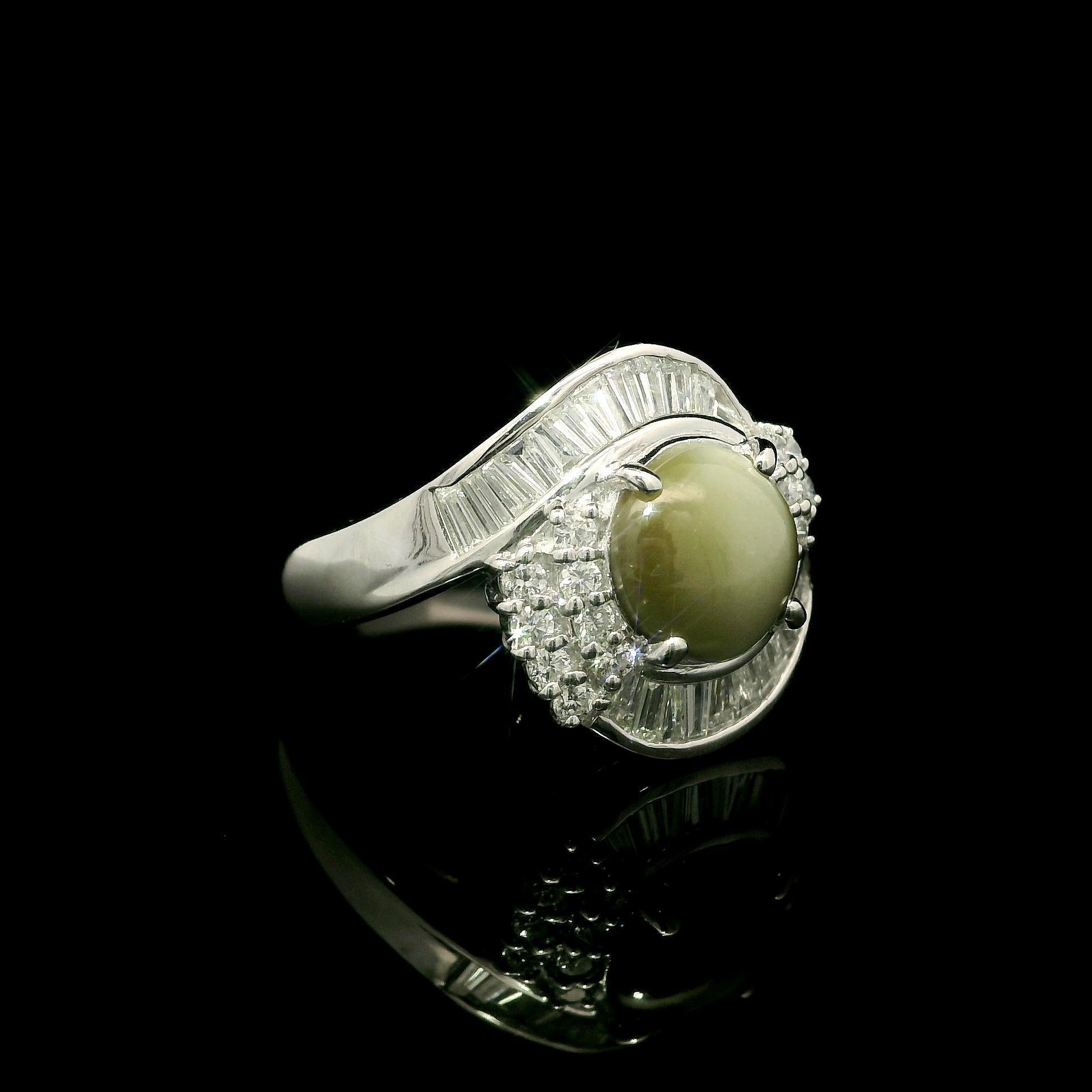 Cabochon Bellissimo anello in platino con occhio di gatto cabochon rotondo da 2,78ctw e diamante in vendita