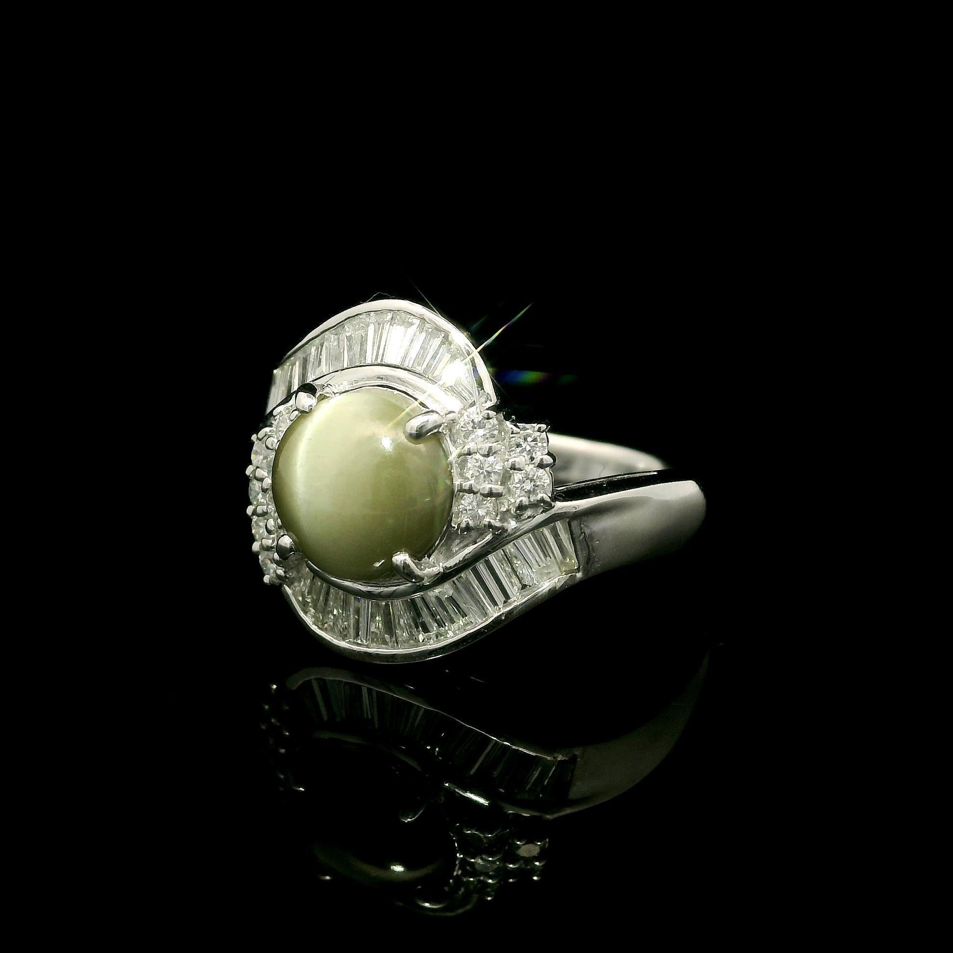 Bellissimo anello in platino con occhio di gatto cabochon rotondo da 2,78ctw e diamante In condizioni ottime in vendita a Montclair, NJ