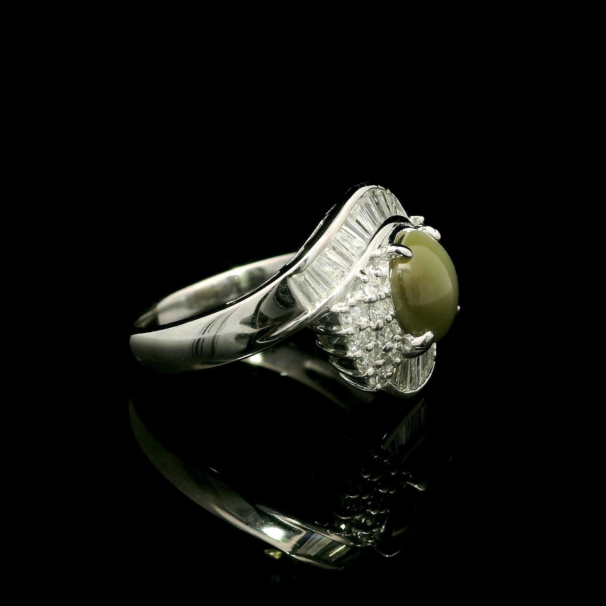 Bellissimo anello in platino con occhio di gatto cabochon rotondo da 2,78ctw e diamante in vendita 1