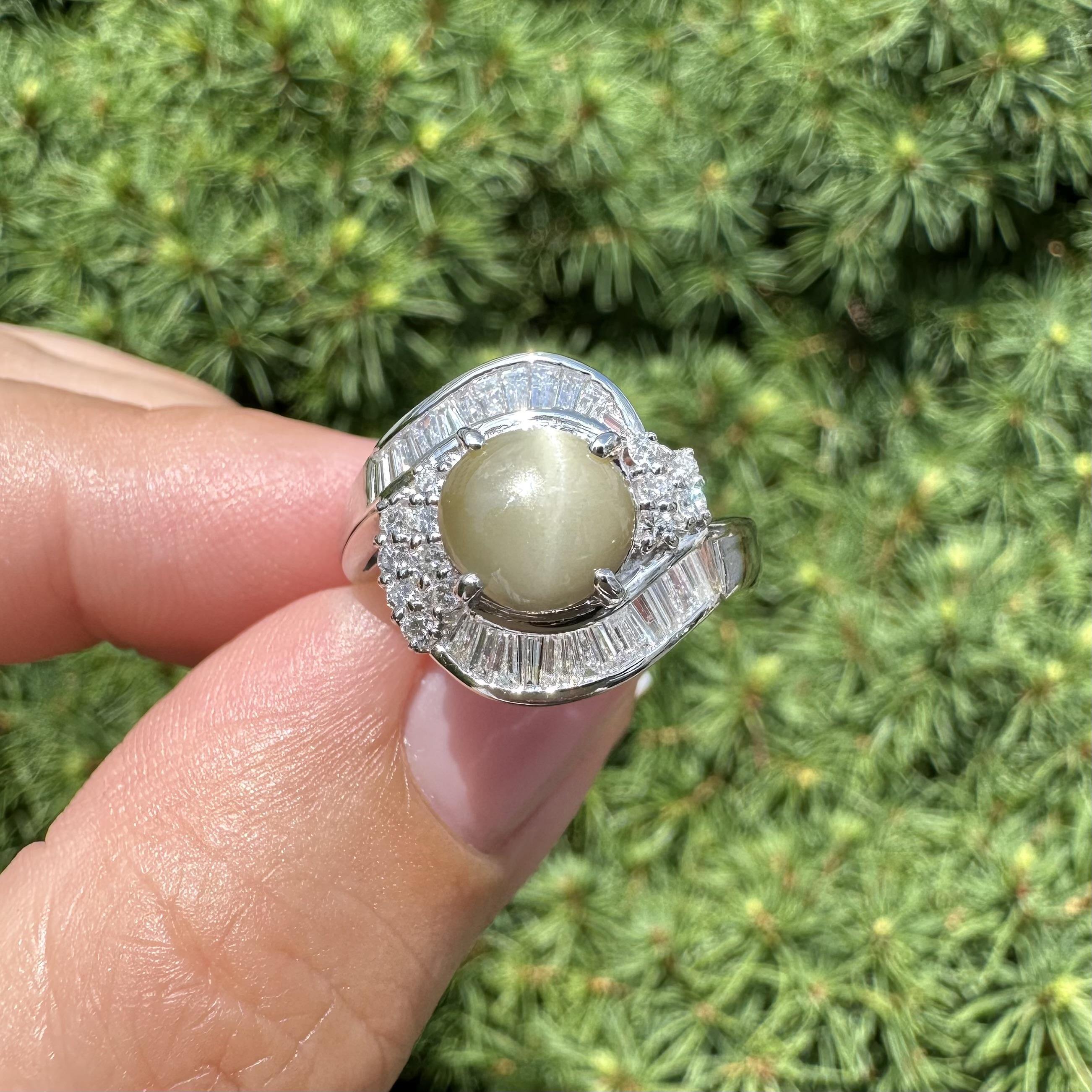 Bellissimo anello in platino con occhio di gatto cabochon rotondo da 2,78ctw e diamante in vendita 2