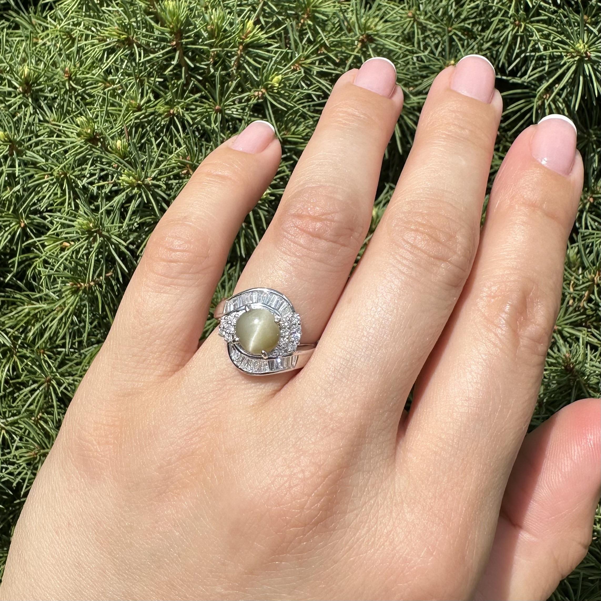 Bellissimo anello in platino con occhio di gatto cabochon rotondo da 2,78ctw e diamante in vendita 3