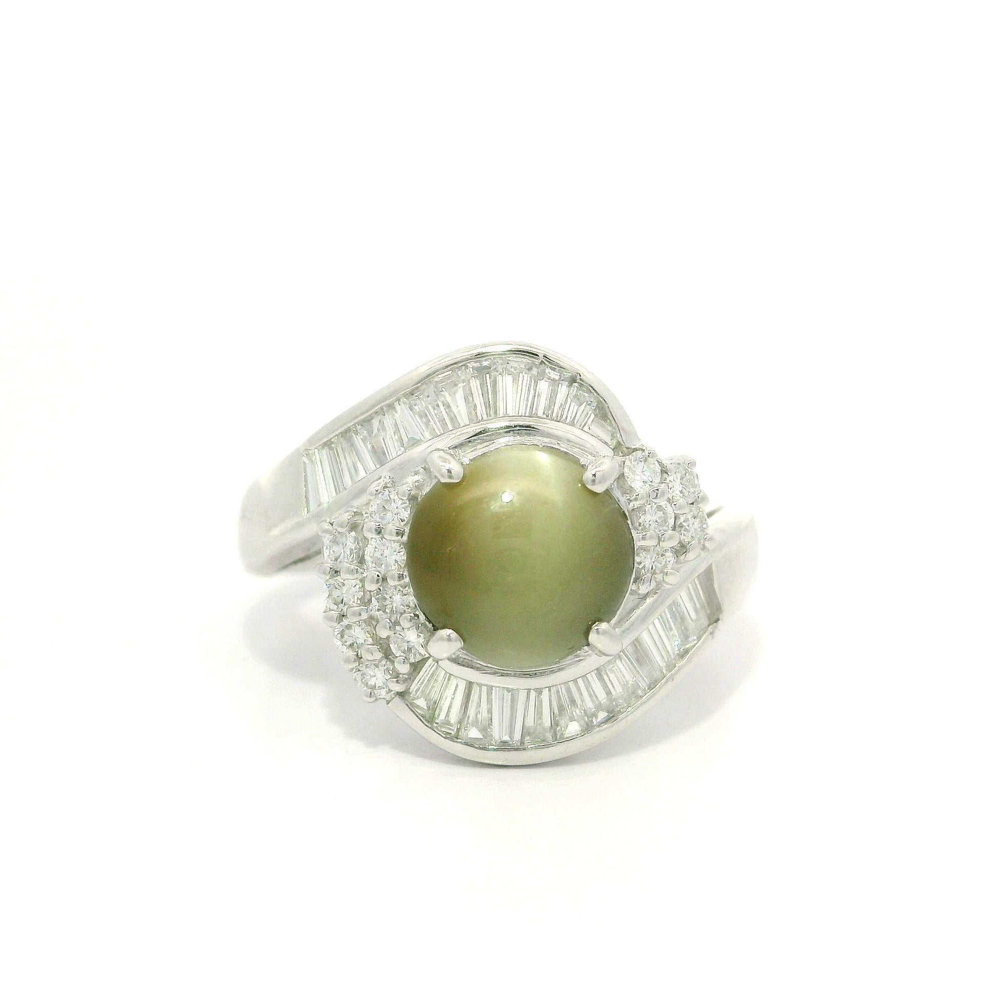 Precioso Anillo de Platino con Ojo de Gato Cabujón Redondo de 2,78 ctw y Diamante