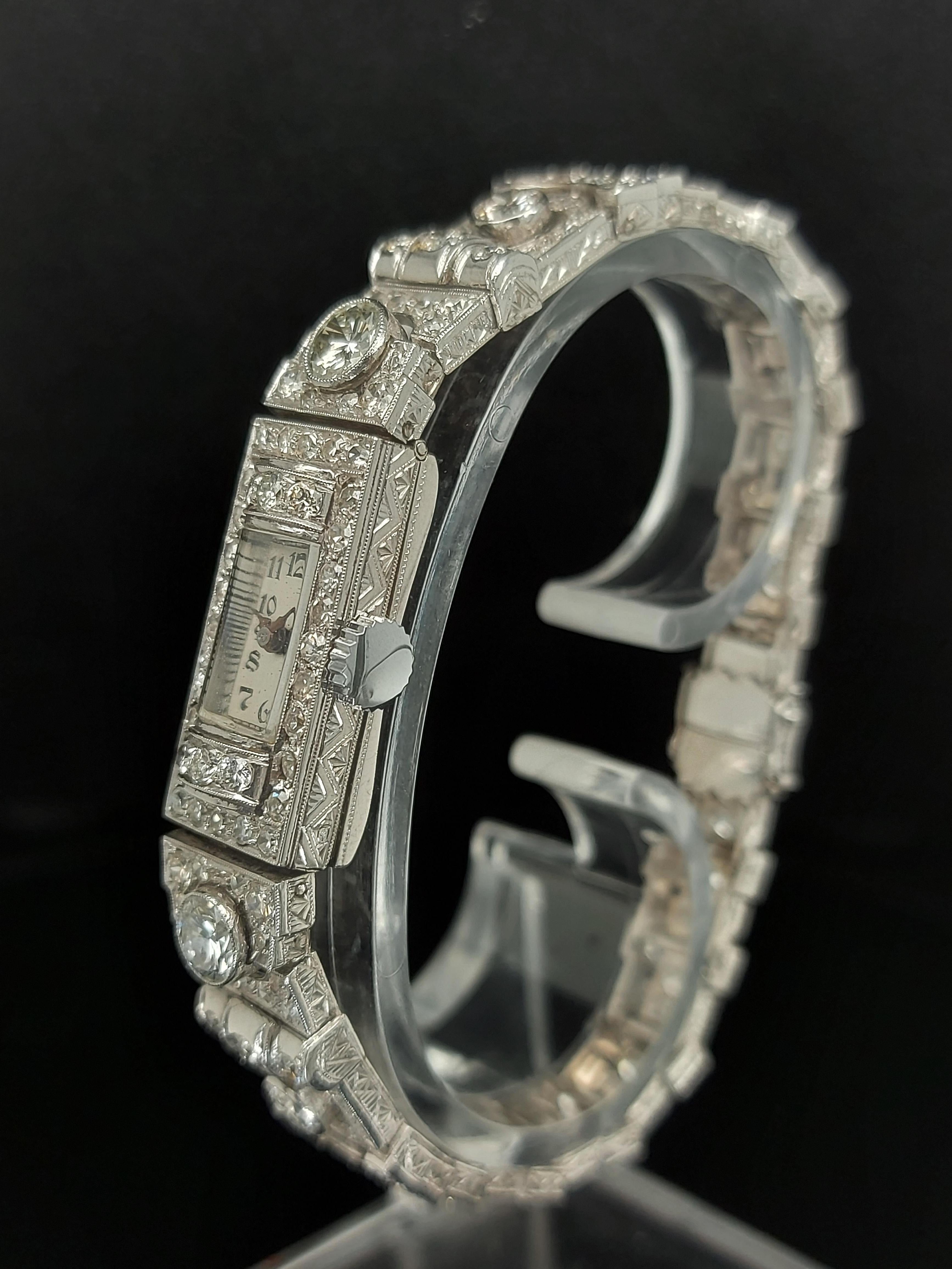 Magnifique bracelet montre Art déco en platine, diamants et diamants en vente 8