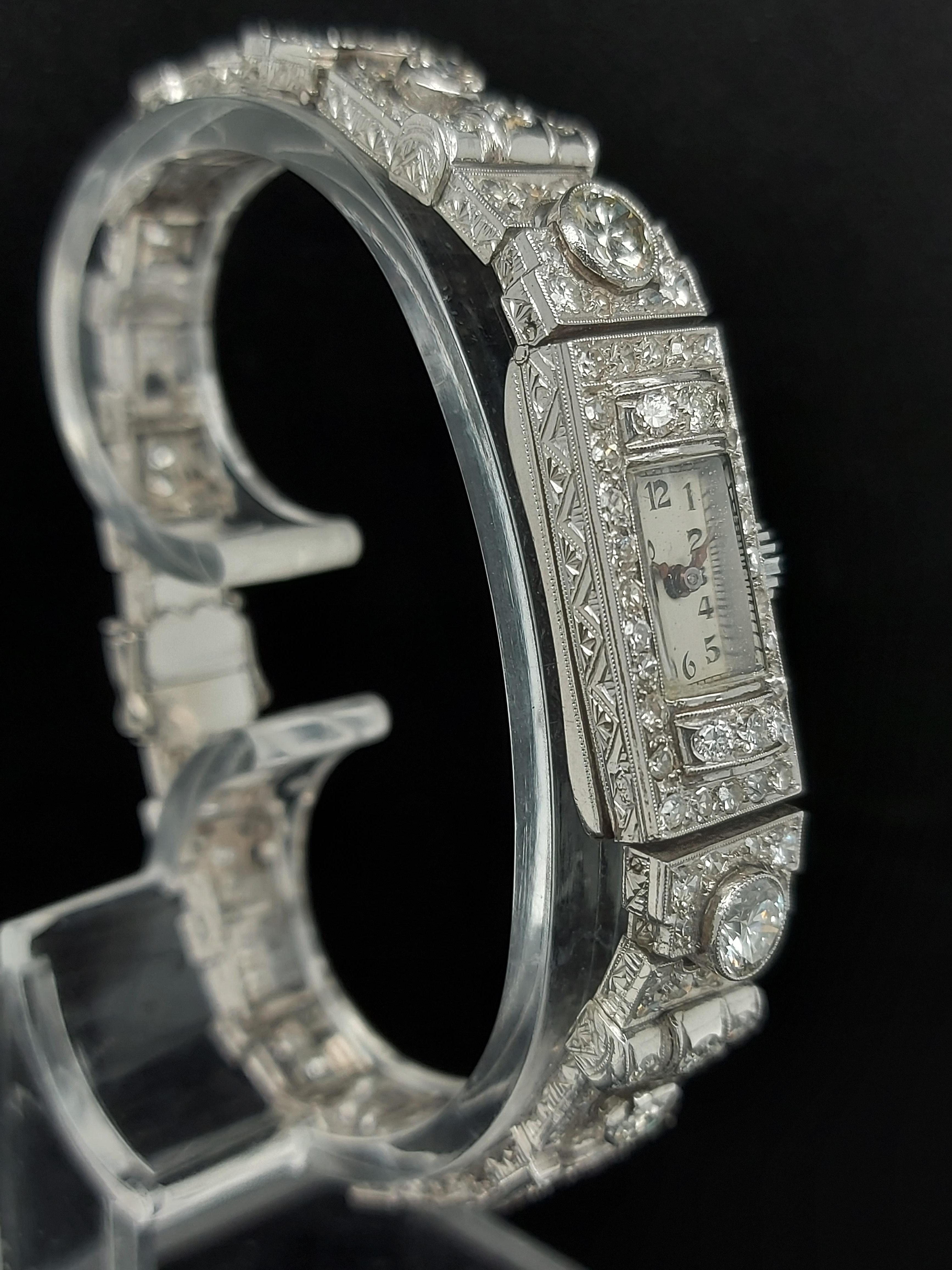 Magnifique bracelet montre Art déco en platine, diamants et diamants en vente 9