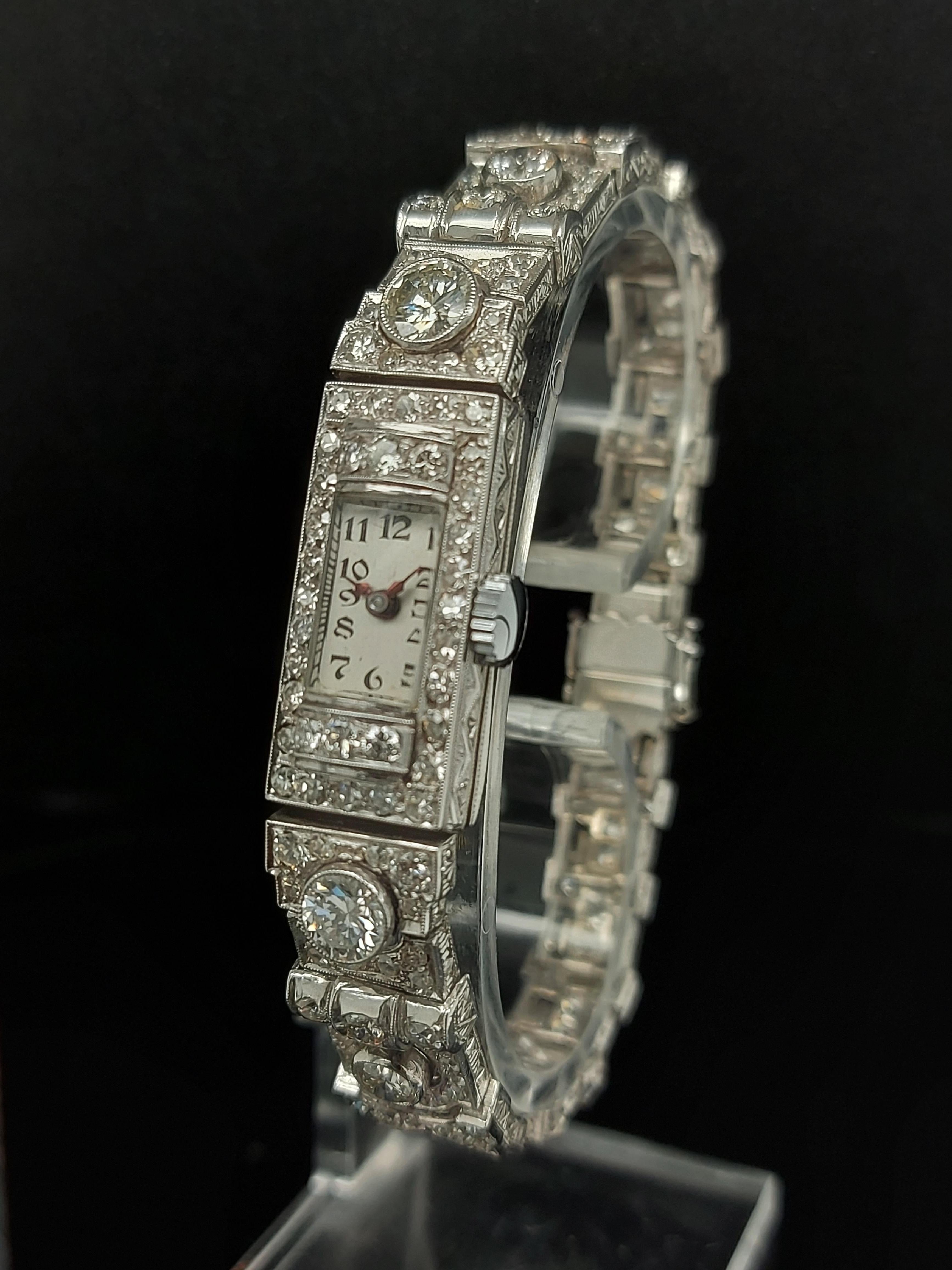 Magnifique bracelet montre Art déco en platine, diamants et diamants en vente 10
