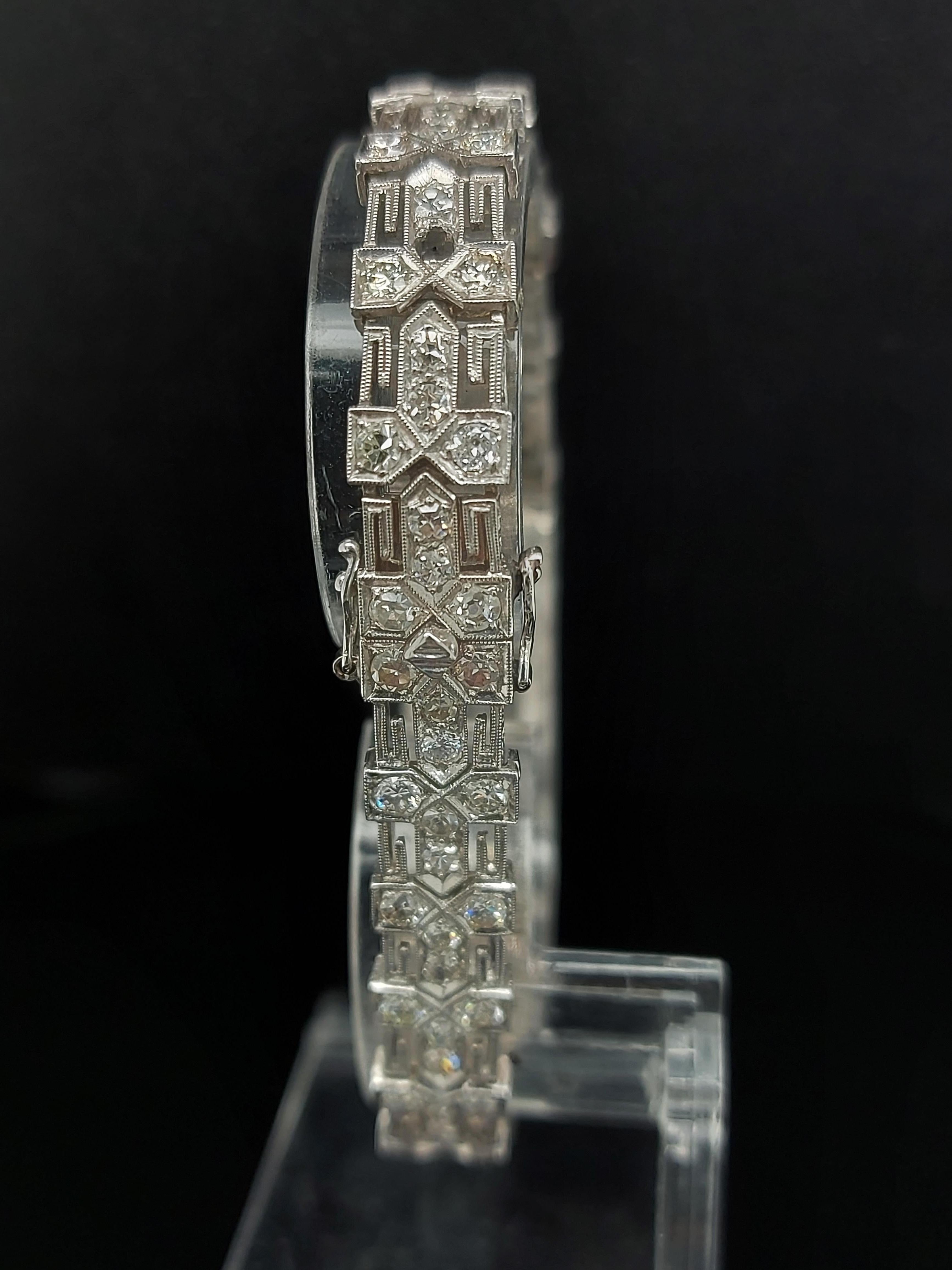 Magnifique bracelet montre Art déco en platine, diamants et diamants en vente 11
