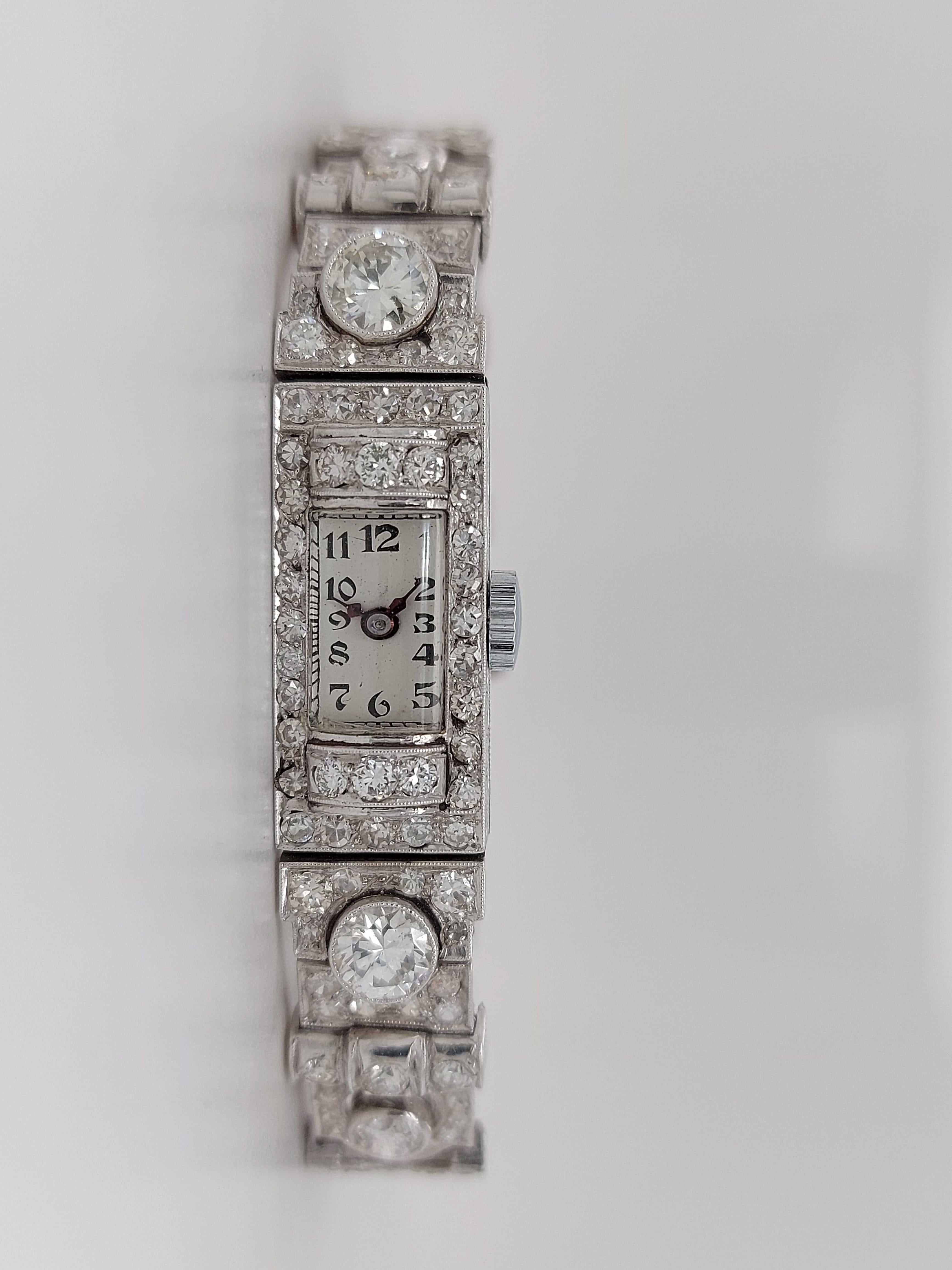 Schöne Platin-Diamant Art Deco Uhr Diamant-Armband 

Uhrwerk:Mechanischer Handaufzug 

Funktionen: Stunden, Minuten

Material: Platin

Gehäuse: Gehäuselänge 10 mm x Höhe 22,5 mm, Zifferblatt Abmessungen Länge 6,6 x Höhe 11 mm,