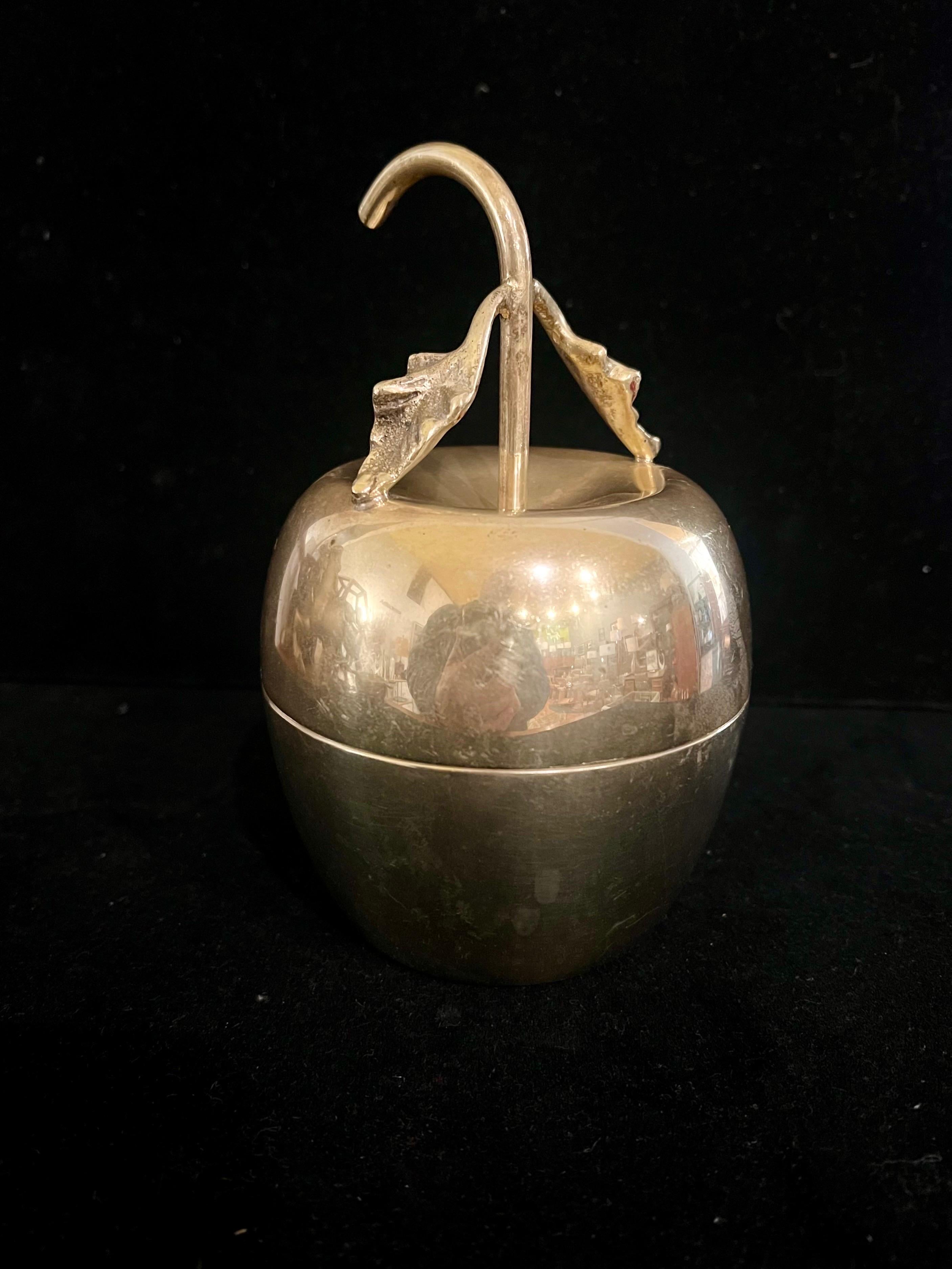 20ième siècle Magnifique petite boîte à bijoux en laiton poli, faite à la main et contenant des pommes en vente