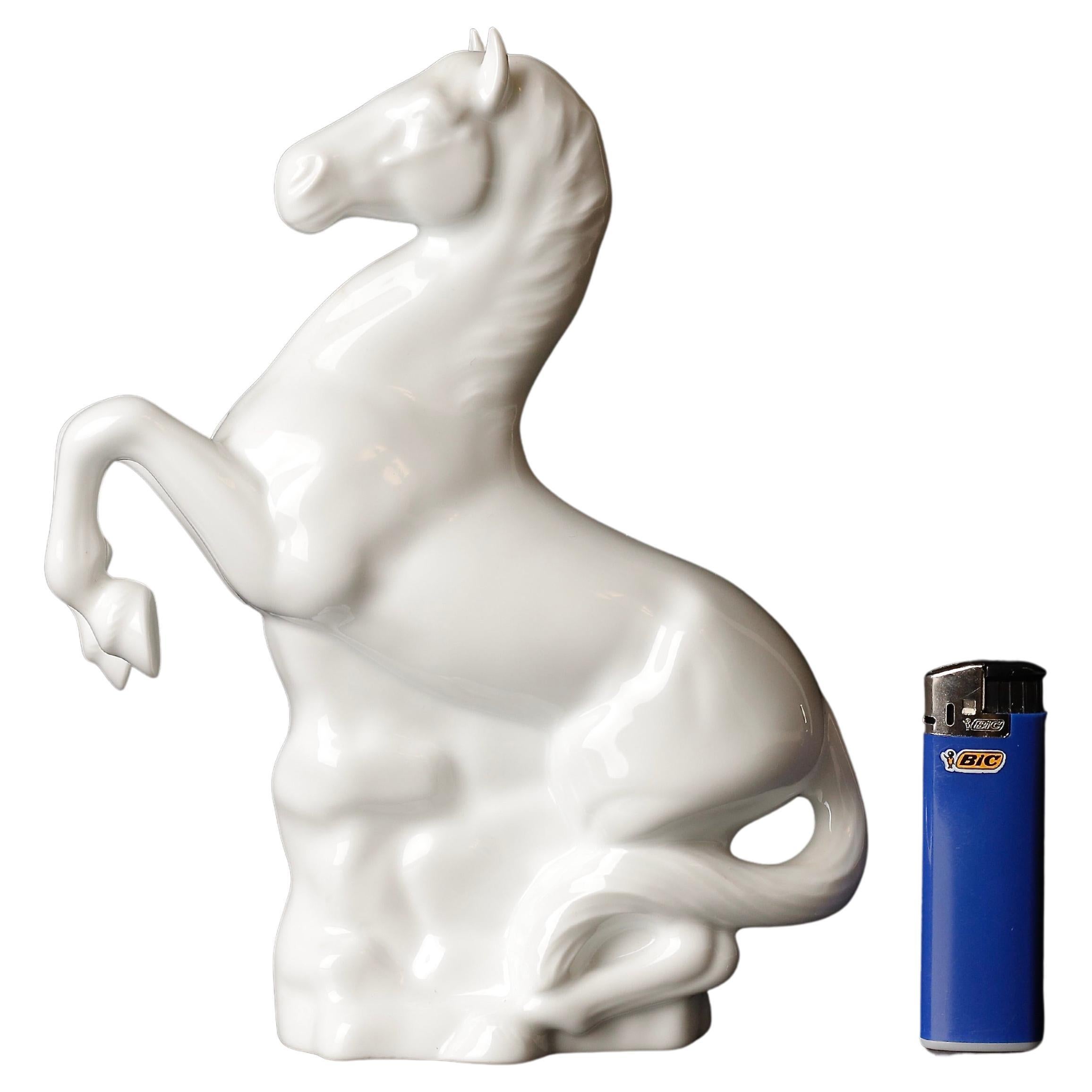 Magnifique objet Okimono en porcelaine pour chevaux par Shozan  
Très bon état.
Milieu du 20e siècle 
 
Taille : 7cm x 16.5cm , H 20.5 cm / 3 x 6.5 inch, H. 8 inch 

Poids : 350g ( 0.8 lb) 


