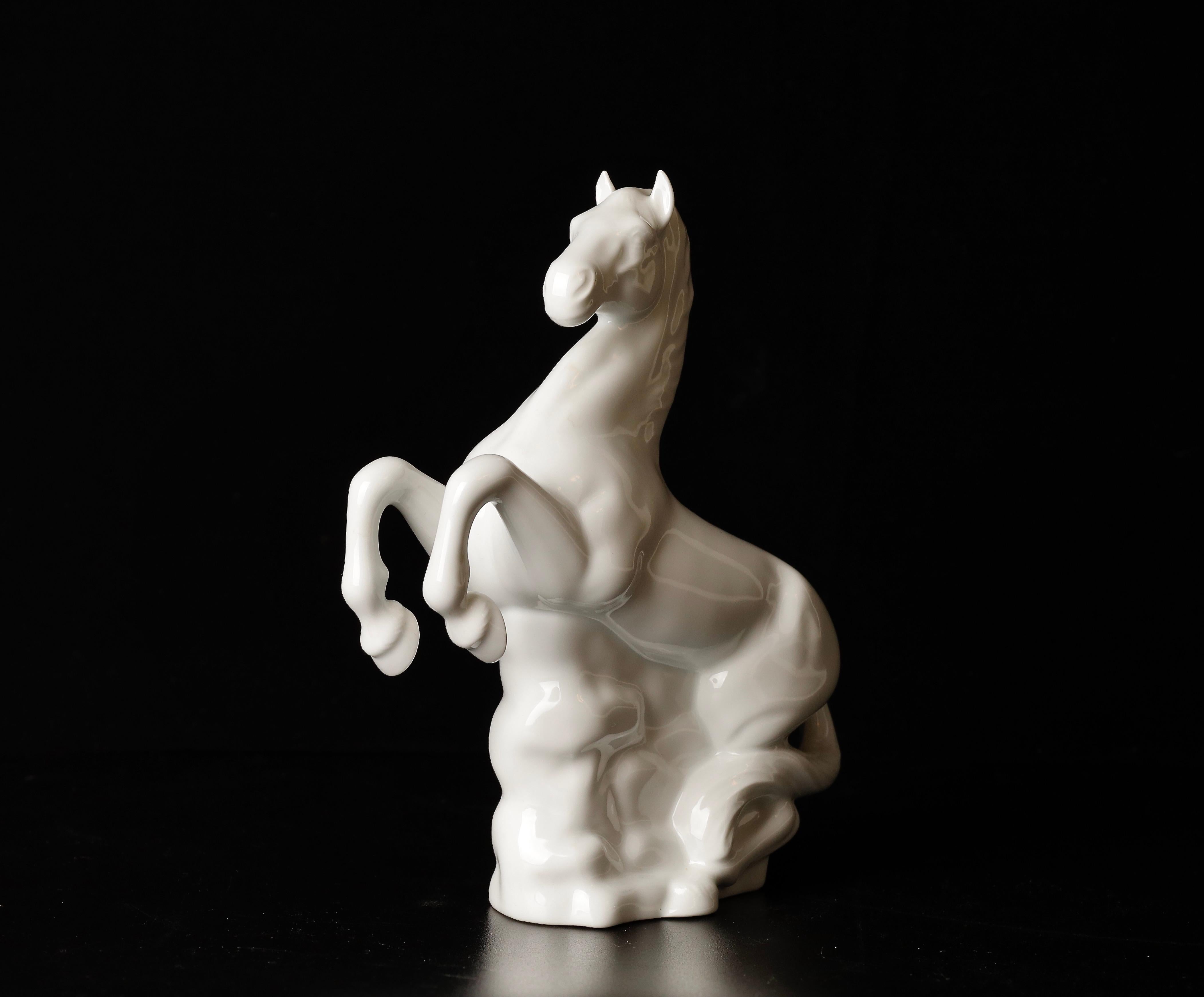 Showa Magnifique objet kimono en porcelaine représentant un cheval, par Shozan en vente