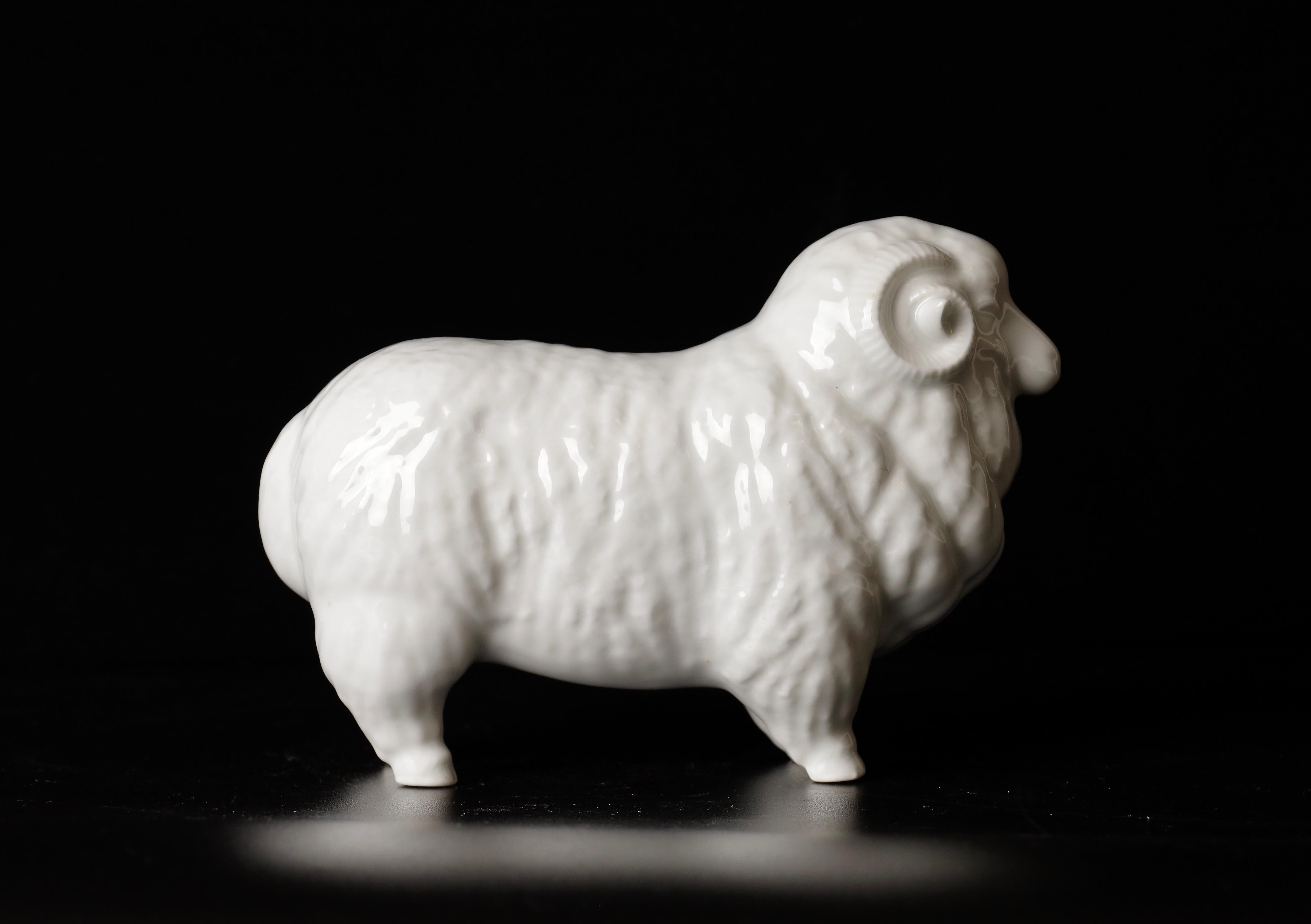 Beautiful Porcelain Sheep Okimono Object by Shozan For Sale 3