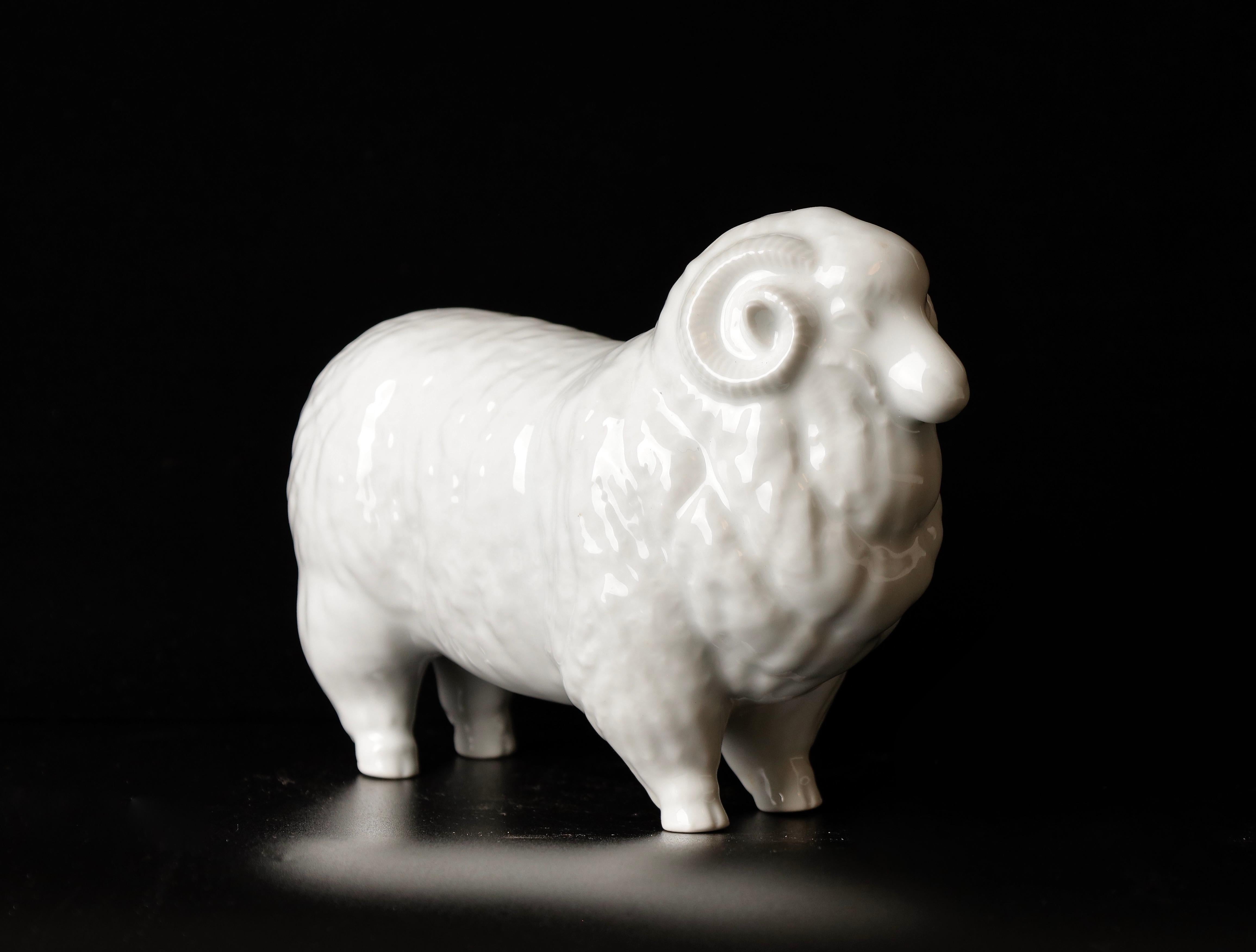 Beautiful Porcelain Sheep Okimono Object by Shozan For Sale 1