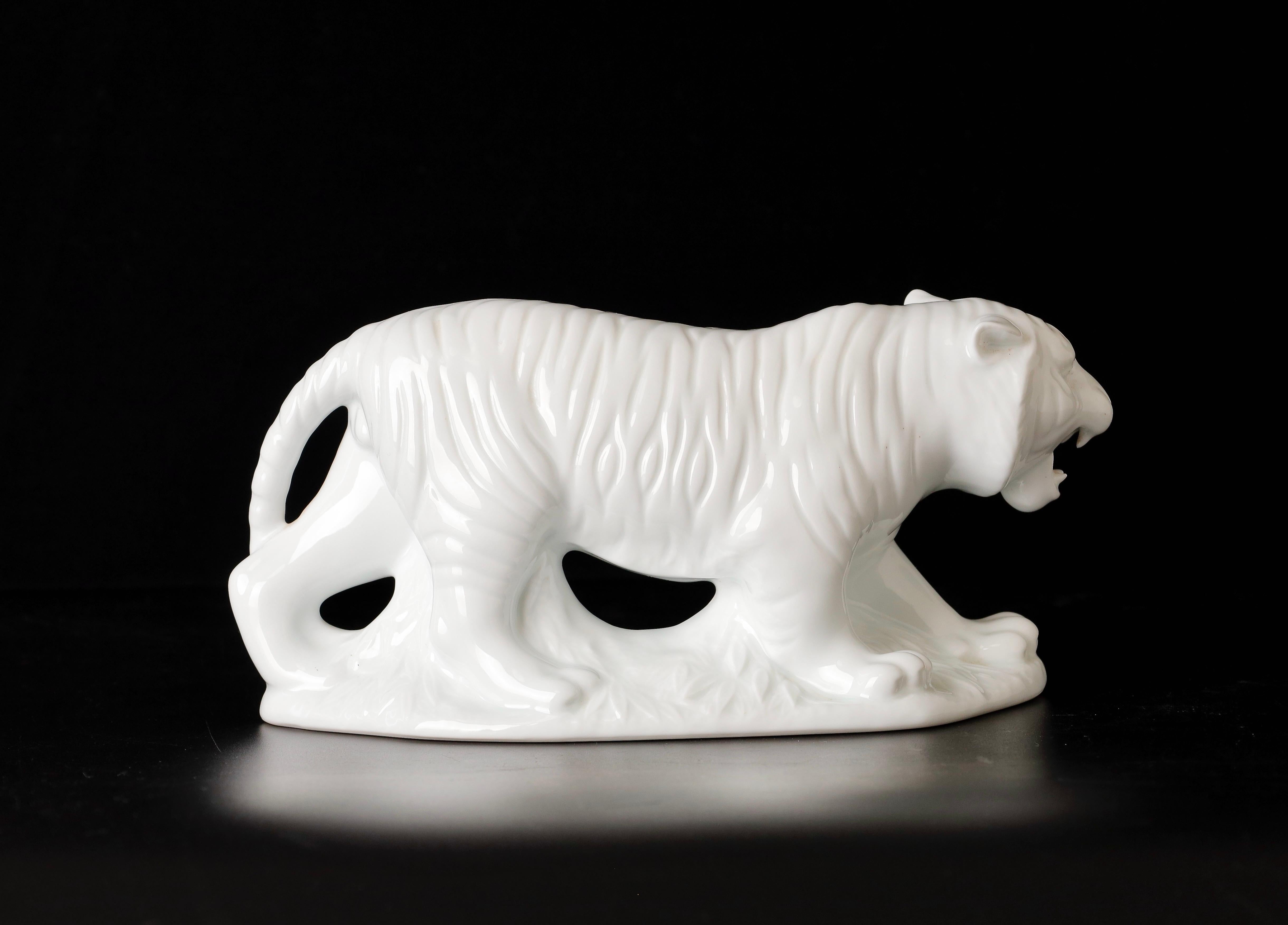 Beautiful Porcelain Tiger Okimono Object by Shozan For Sale 4