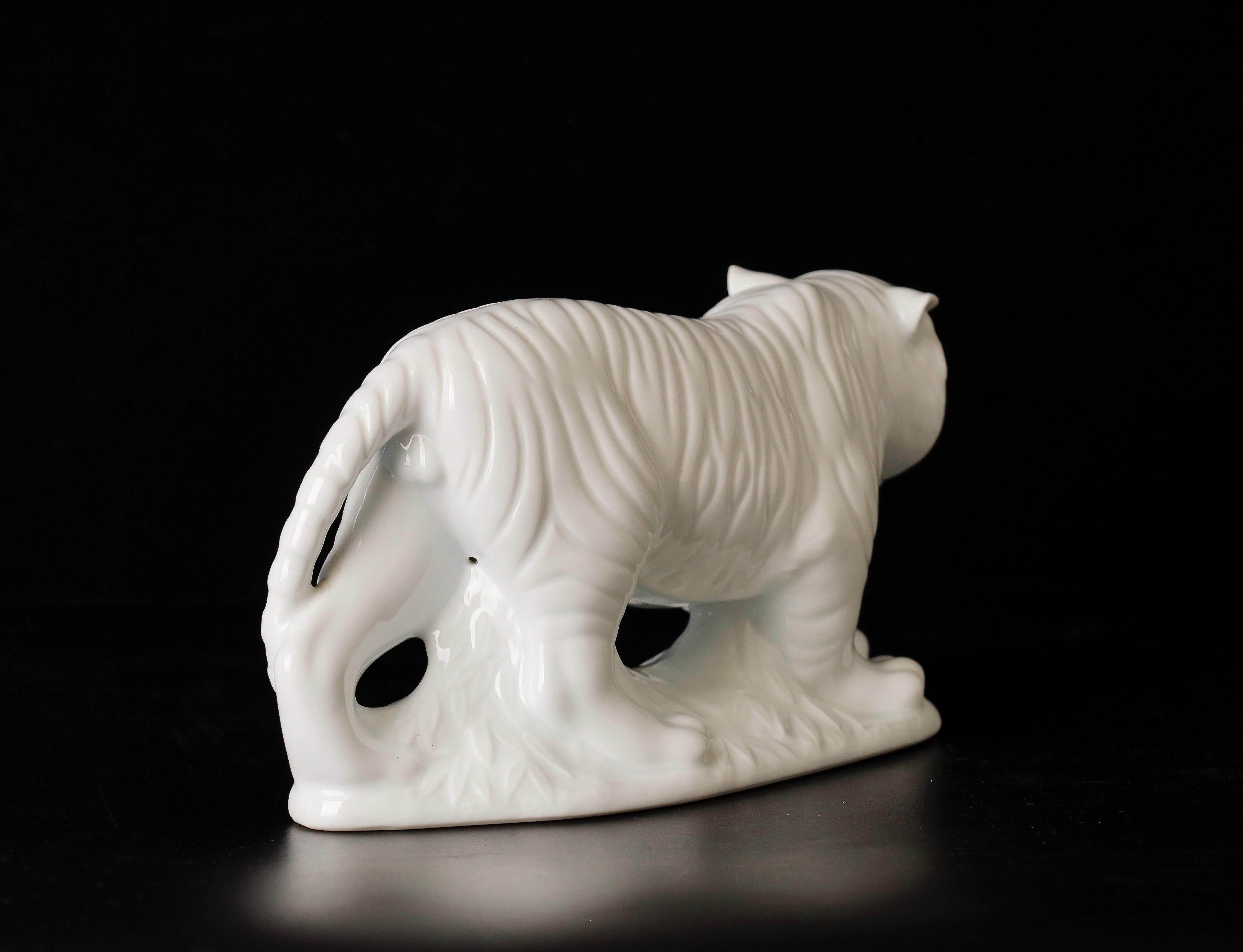 Beautiful Porcelain Tiger Okimono Object by Shozan For Sale 5
