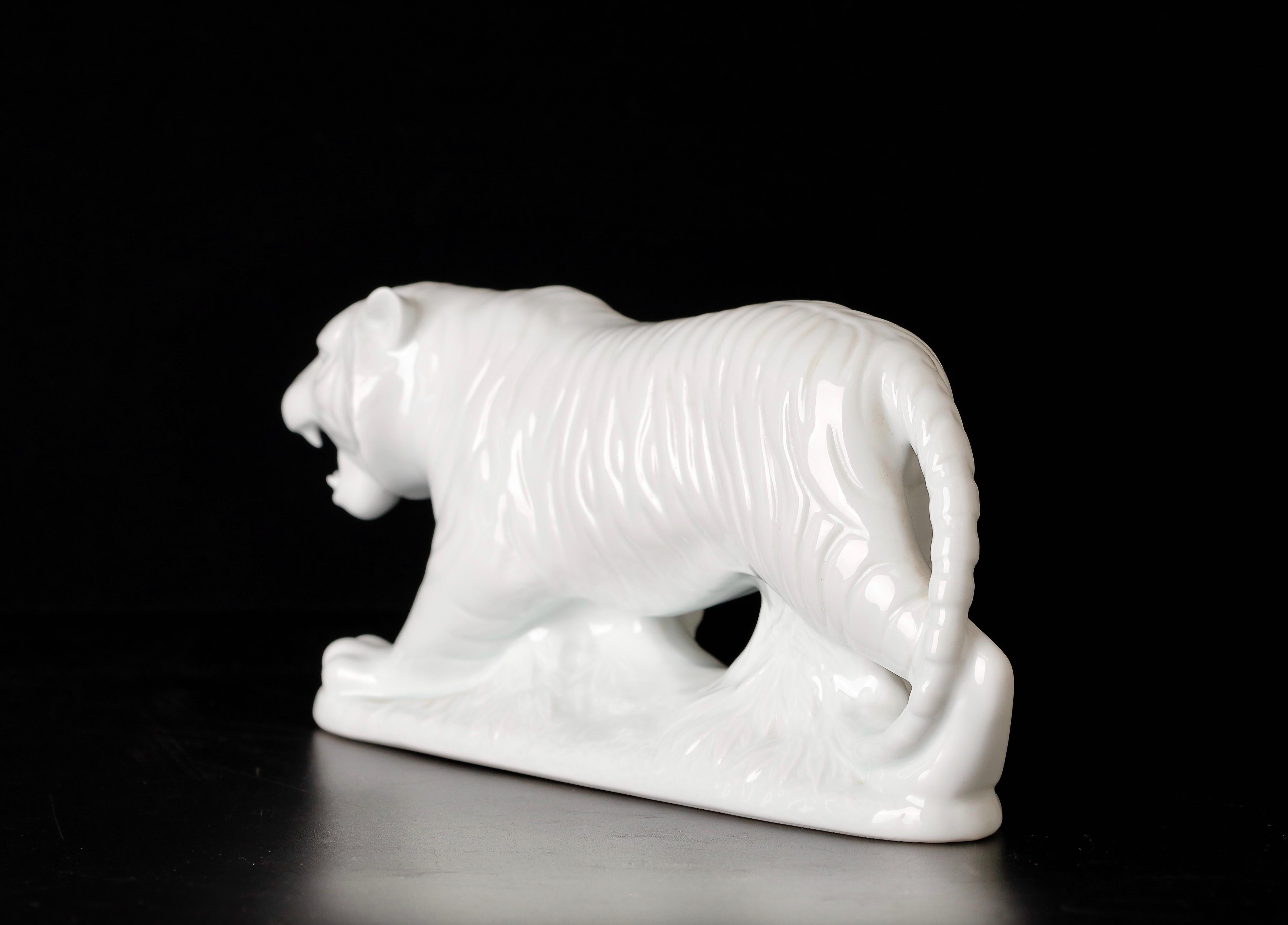 Beautiful Porcelain Tiger Okimono Object by Shozan For Sale 8
