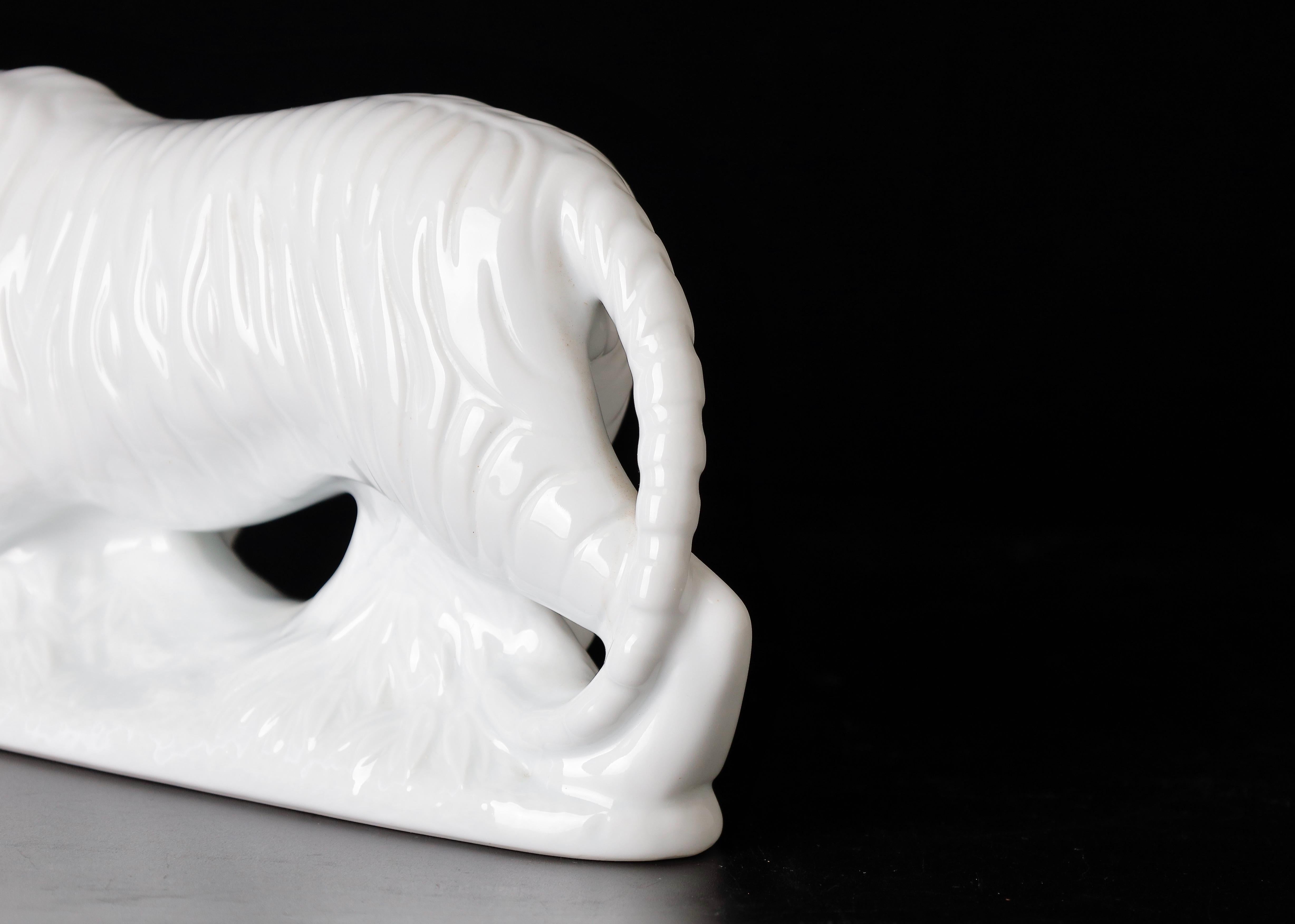 Beautiful Porcelain Tiger Okimono Object by Shozan For Sale 9