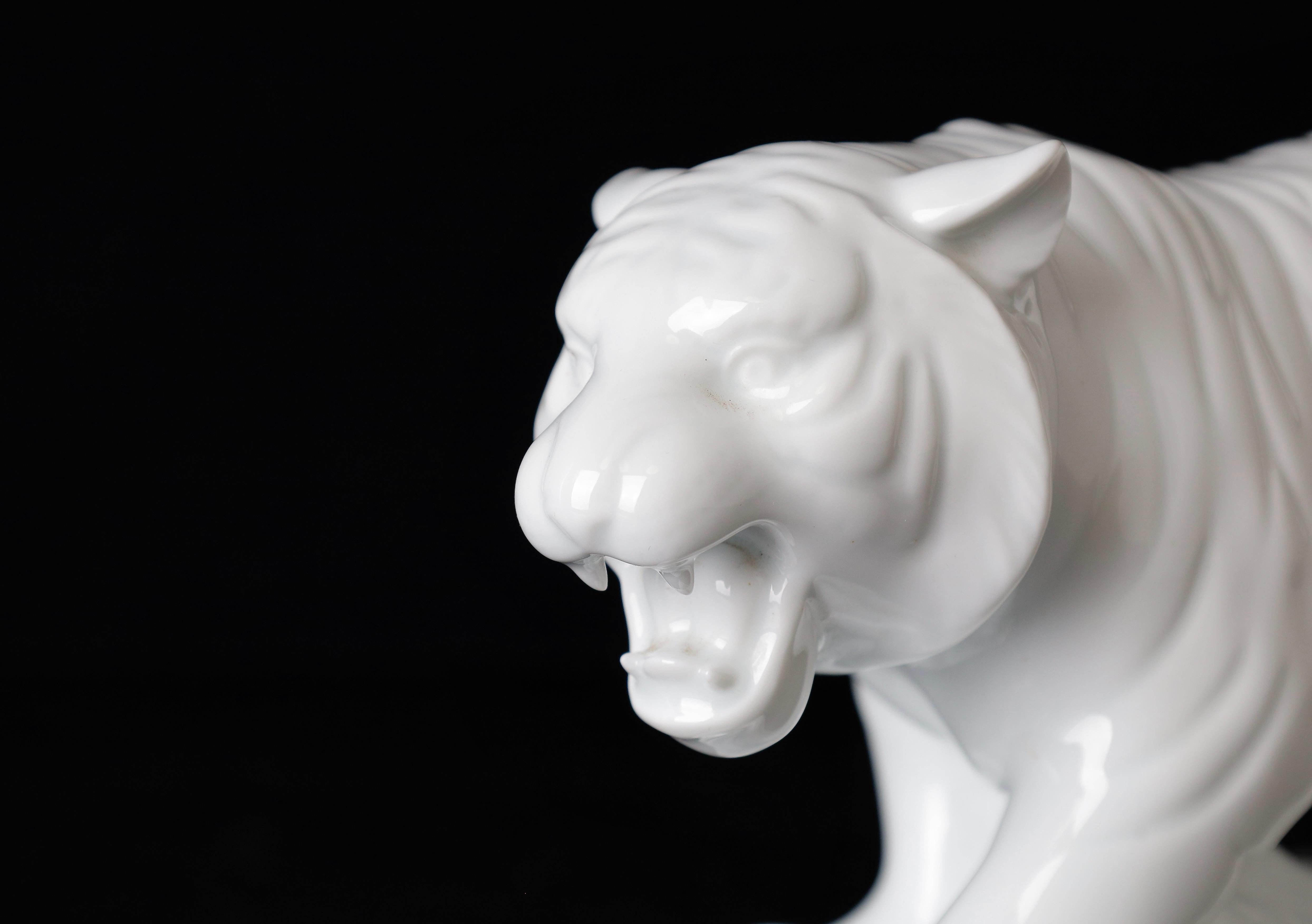 Beautiful Porcelain Tiger Okimono Object by Shozan In Excellent Condition For Sale In Fukuoka, JP