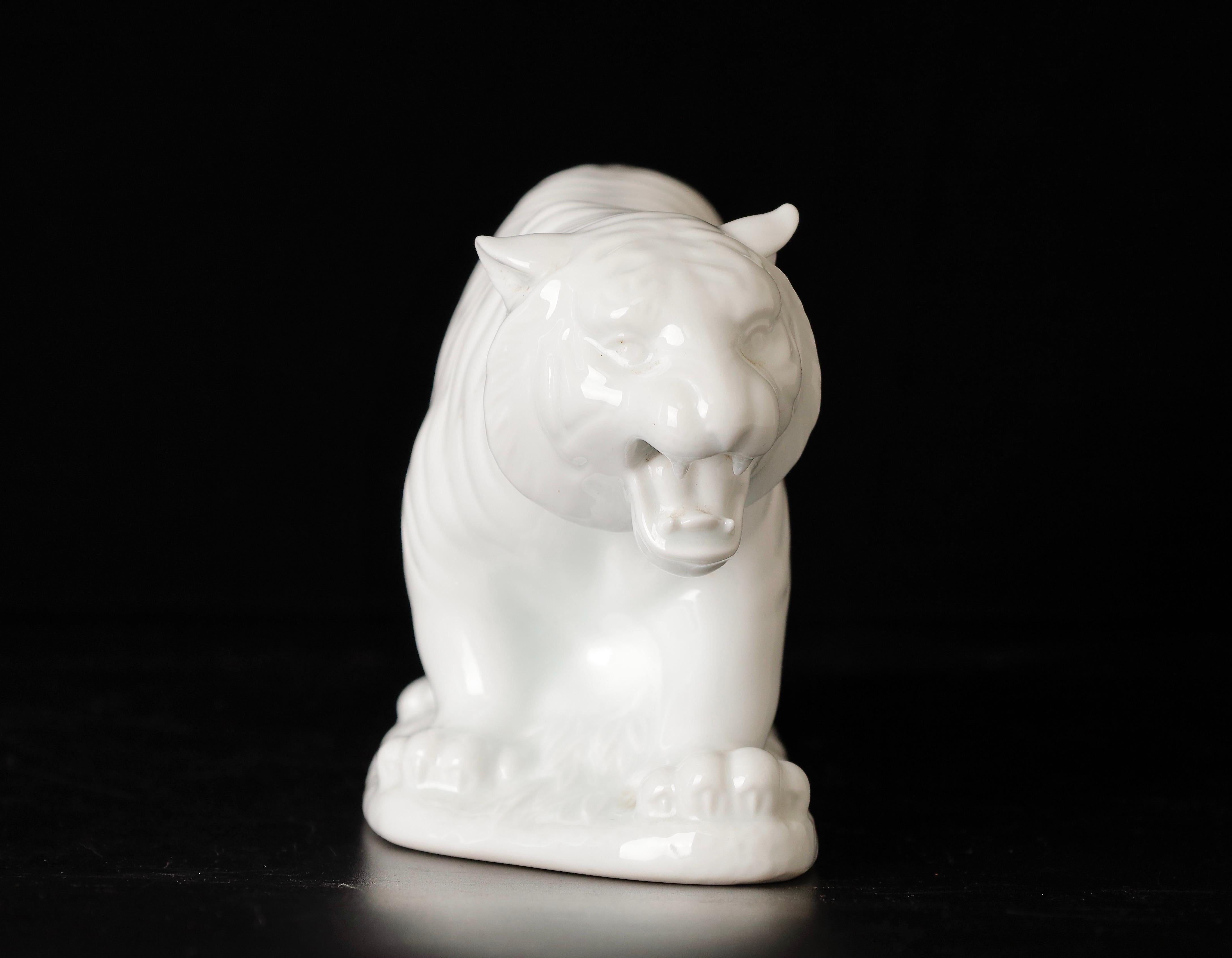 Beautiful Porcelain Tiger Okimono Object by Shozan For Sale 1