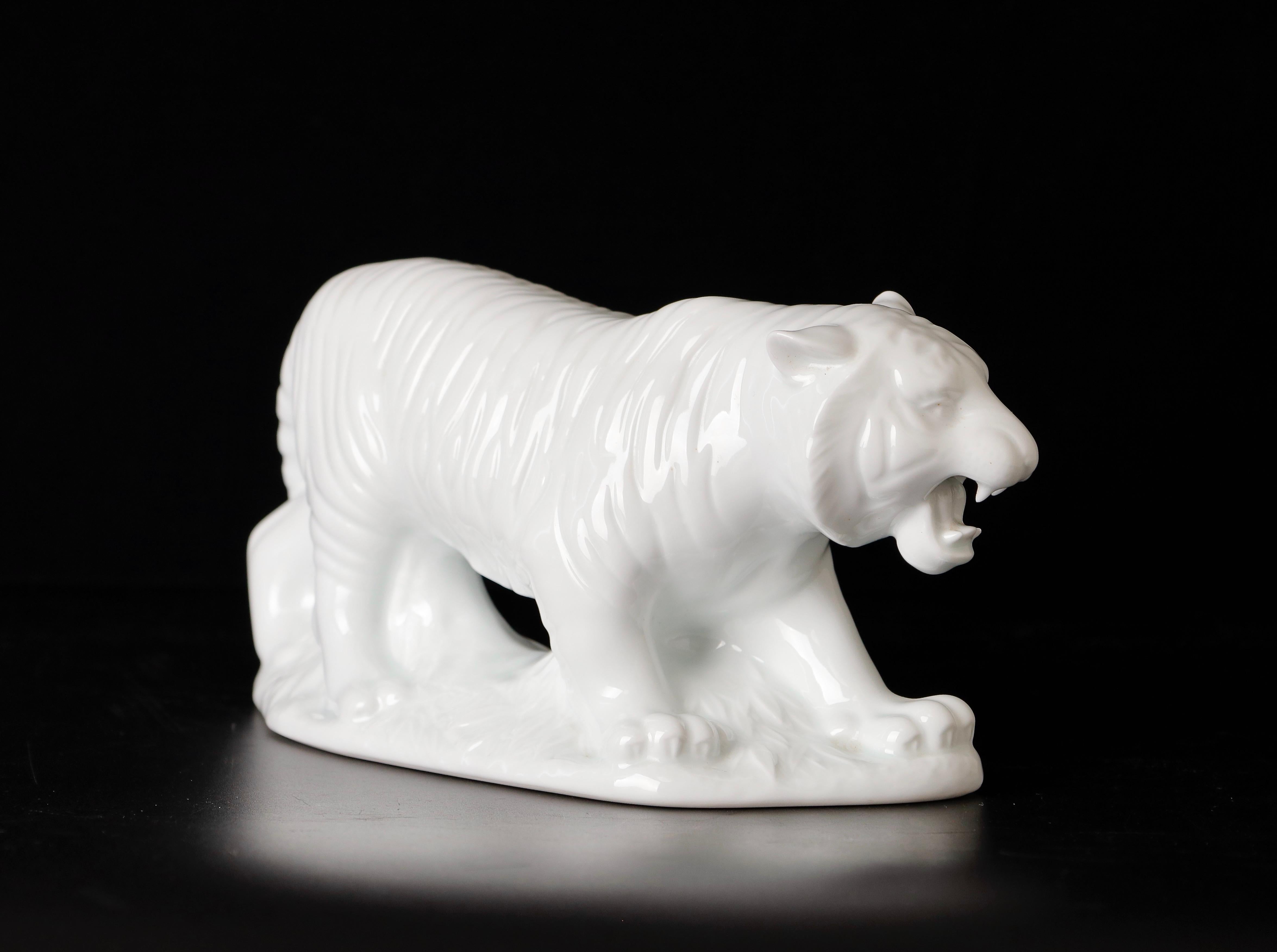 Beautiful Porcelain Tiger Okimono Object by Shozan For Sale 2
