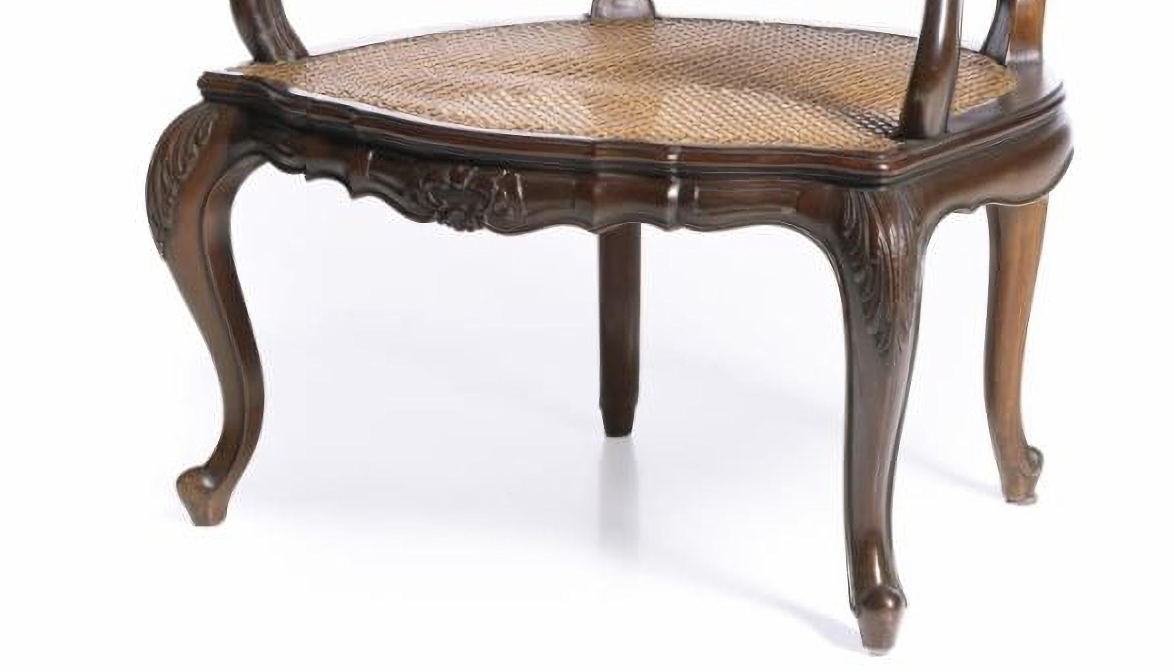 BEAU FAUTEUIL PORTUGAIS
du 19ème siècle
en bois d'acajou, dossier et assise en rotin. 
Signes d'utilisation. 
Dim. : 80 x 55 x 44 cm
bonne condition