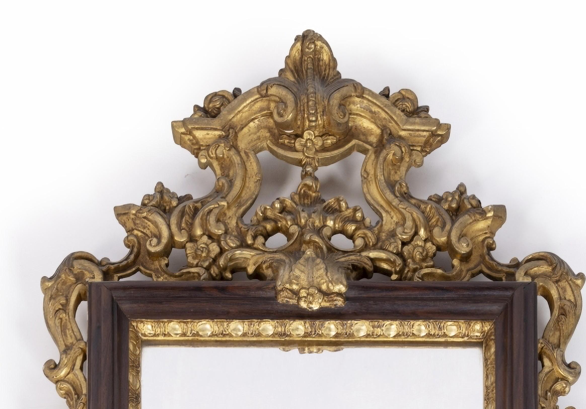 Magnifique miroir portugais du début du 18e siècle

Cadre en bois de rose avec sculptures dorées. 
Signes d'utilisation pour l'âge
Dim. : 107 x 50 cm
bonne condition