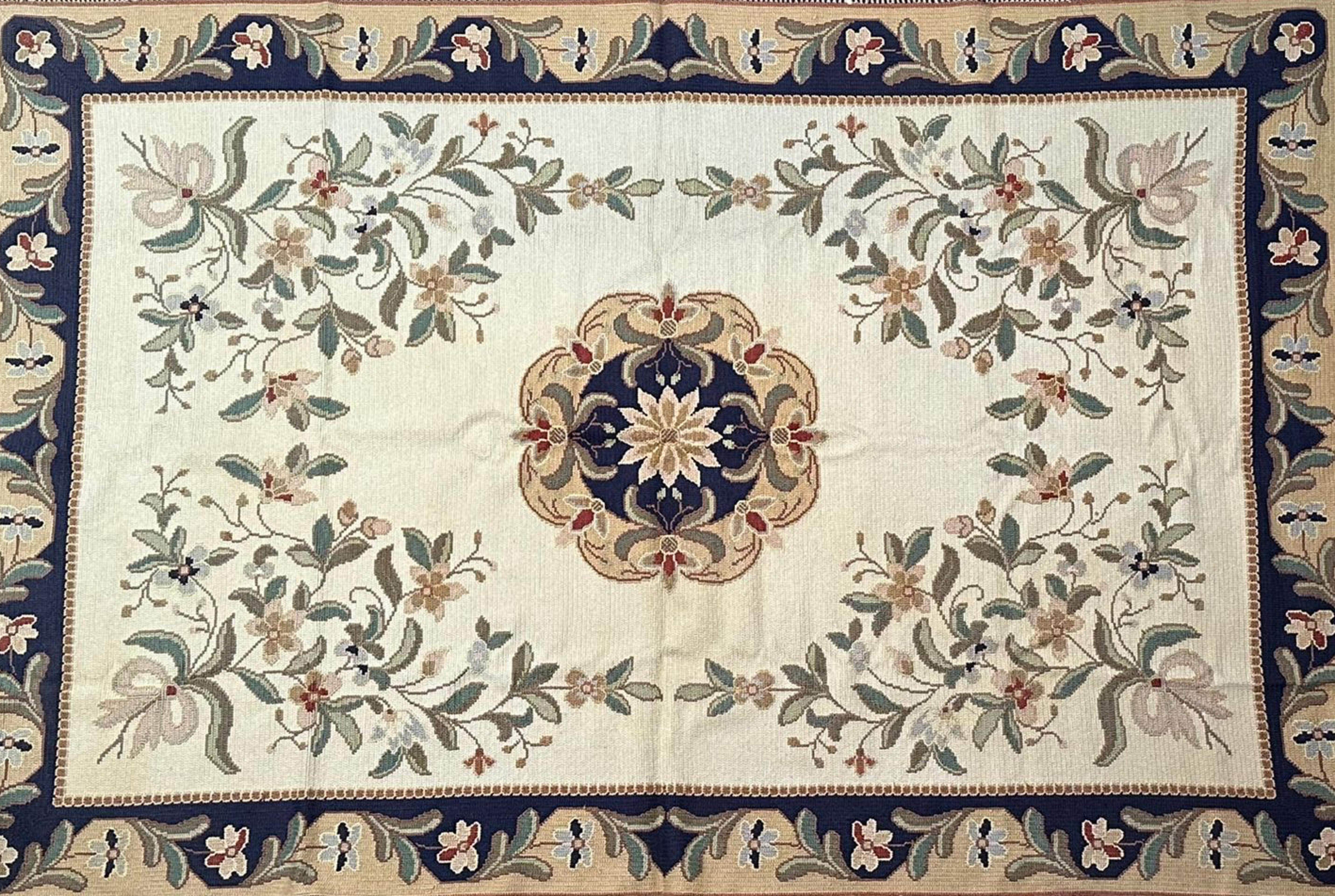 Magnifique tapis portugais Arraiolos 20ème siècle
fabriqué à la main en laine
297cm x 200cm
comme neuf