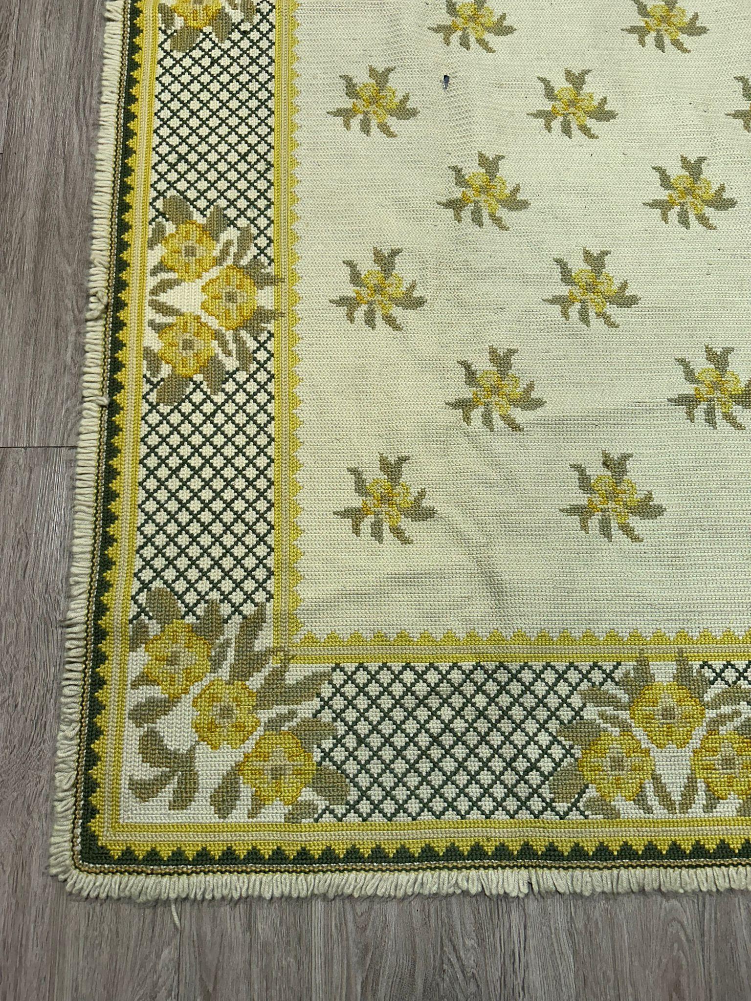 Schöner portugiesischer Teppich „ Arraiolos“ aus dem 20. Jahrhundert (Moderne) im Angebot