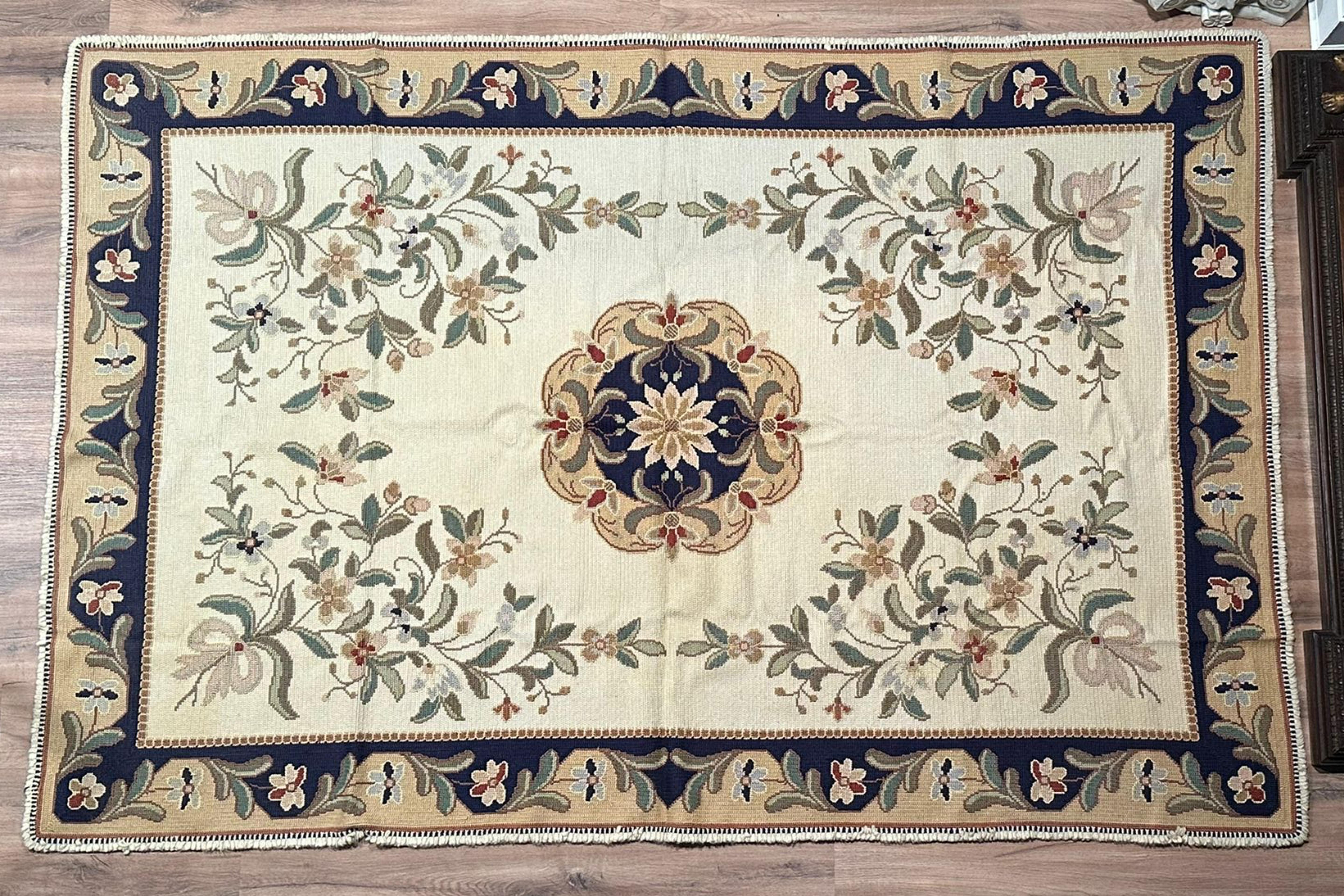 Schöner portugiesischer Teppich „ Arraiolos“ aus dem 20. Jahrhundert (Portugiesisch) im Angebot