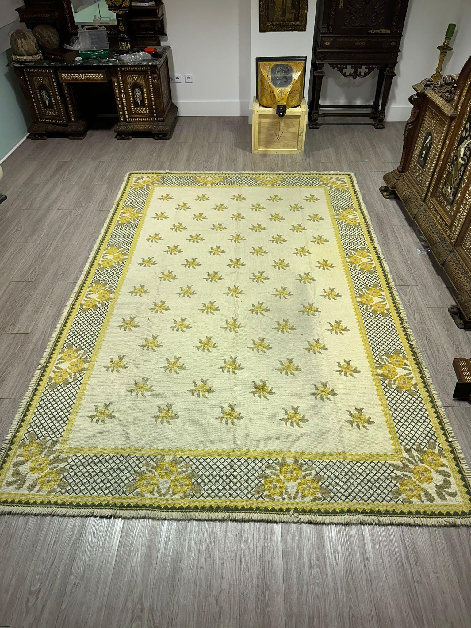 Schöner portugiesischer Teppich „ Arraiolos“ aus dem 20. Jahrhundert (Handgefertigt) im Angebot