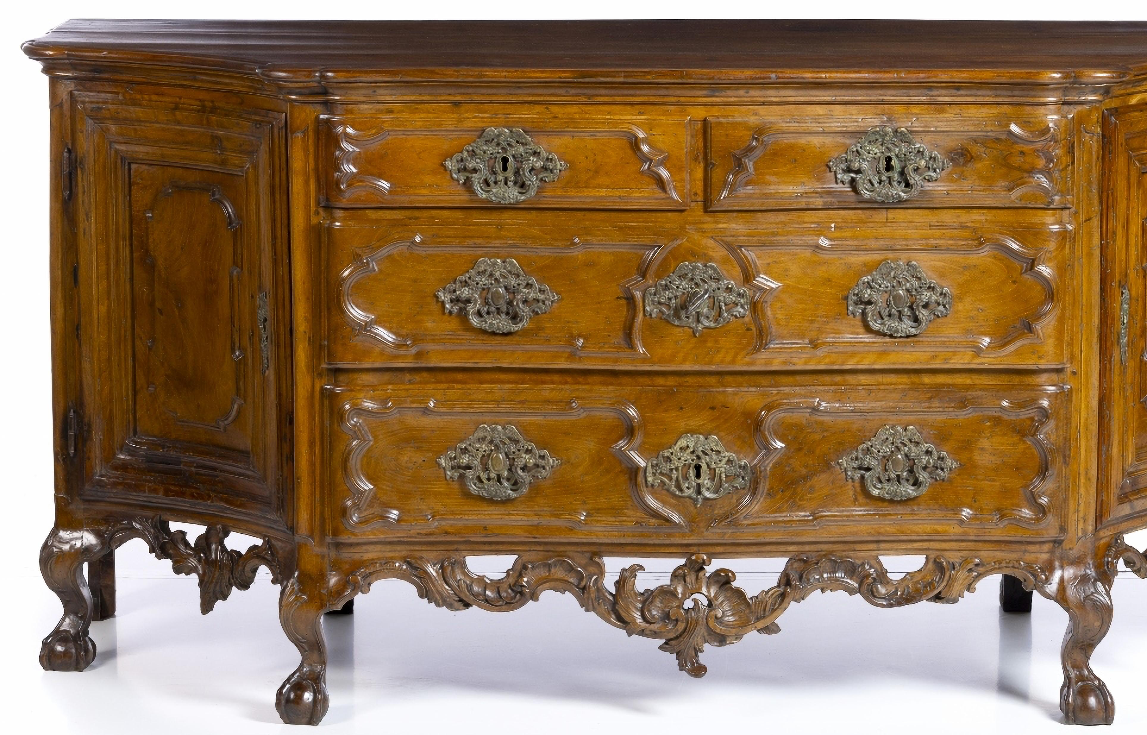 BELLISSIMO CASTELLO SACRISTICO PORTOGHESE D.V.I.I. 18° Secolo

in legno di noce intagliato, scatola con due cassetti, due cassetti e due ante laterali.
Poggia su piedi a forma di artiglio e di palla.
Ferramenta in bronzo.
Piccoli