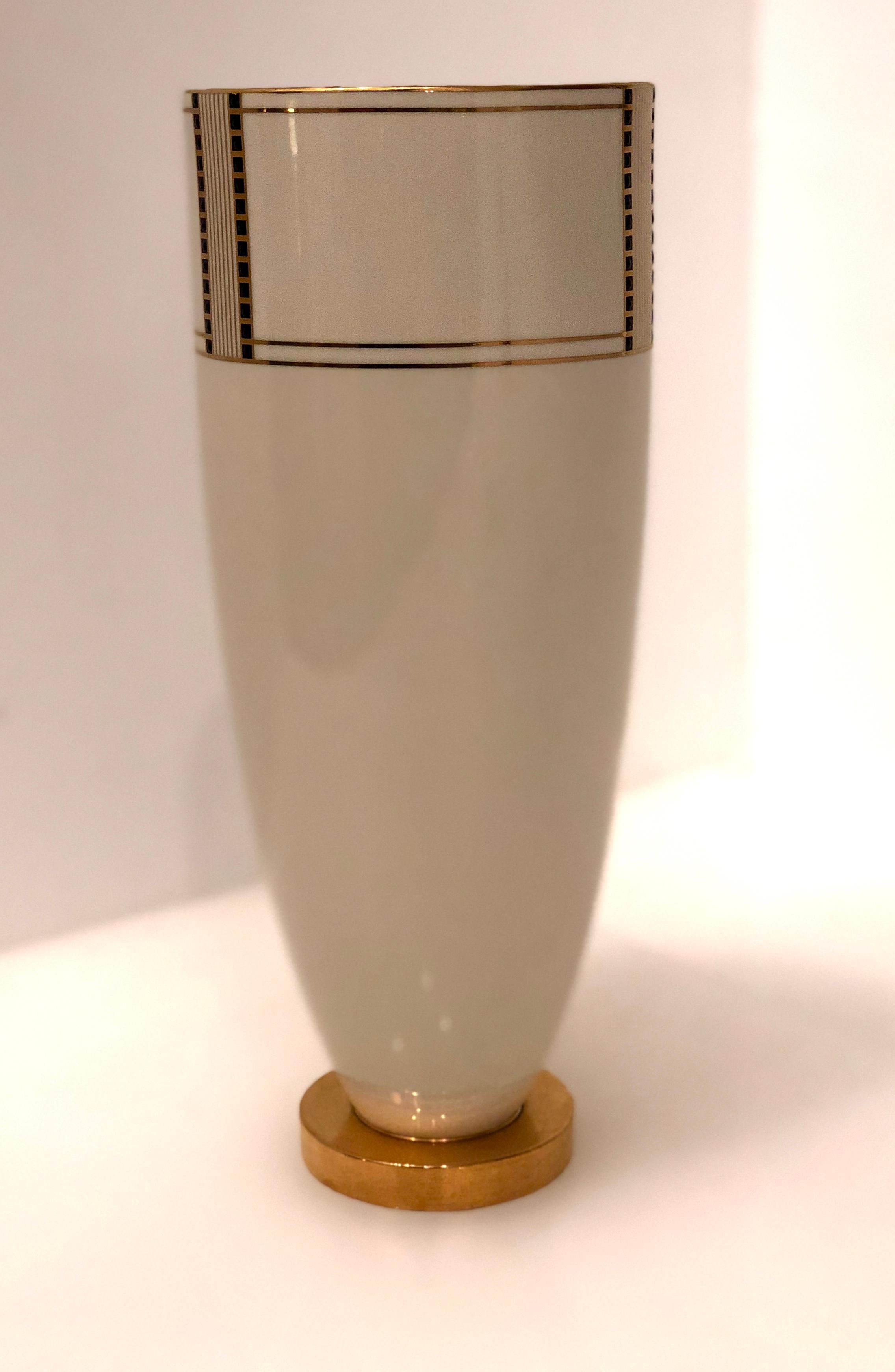 Elegant porcelain vase with gold leaf accents and nice post modern details from the Lenox Jeweled Essence collection. In excellent condition no chips or cracks, circa 1980s.
