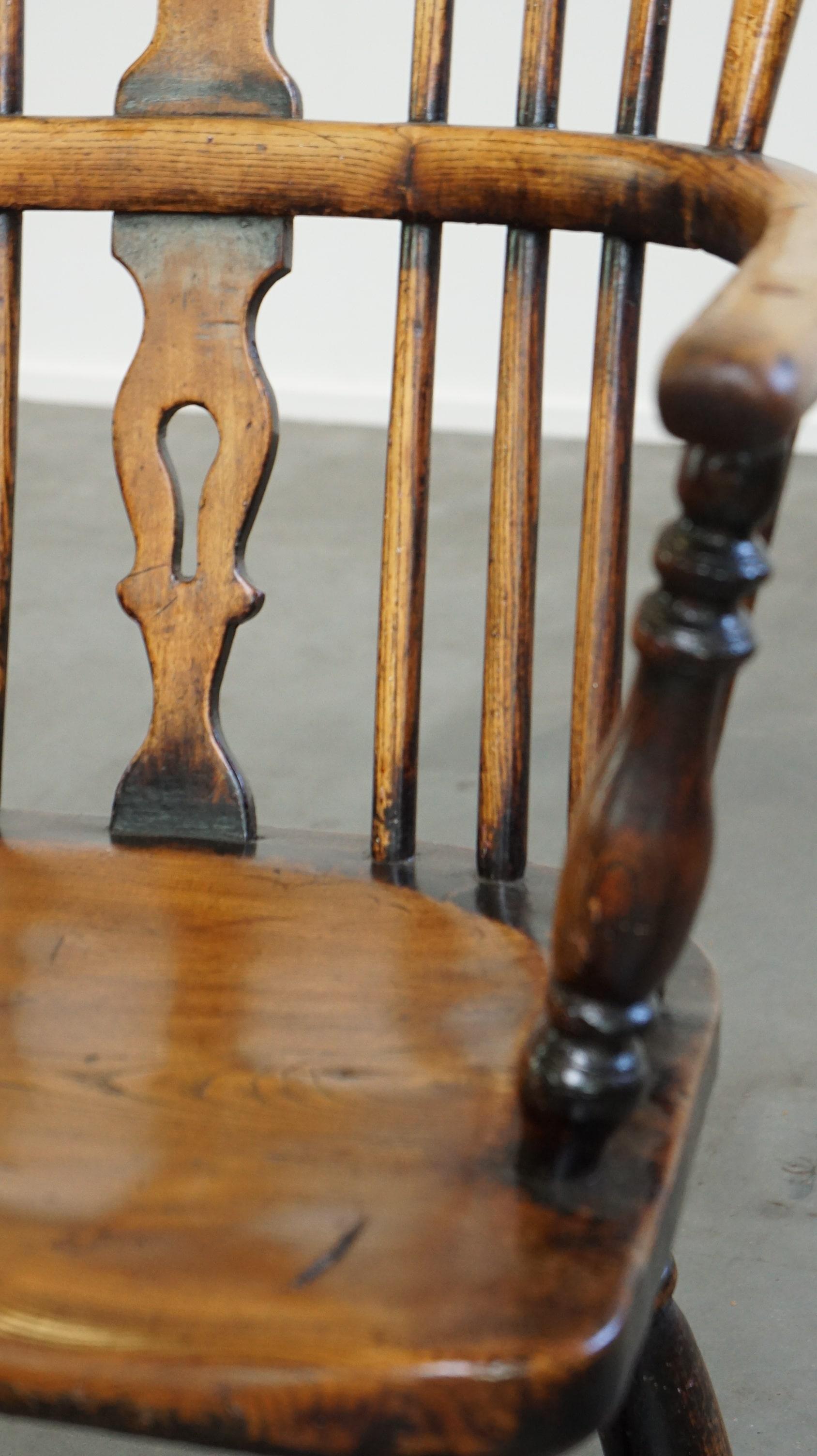 Beautiful, practical antique English highback Windsor chair with a lovely patina For Sale 4