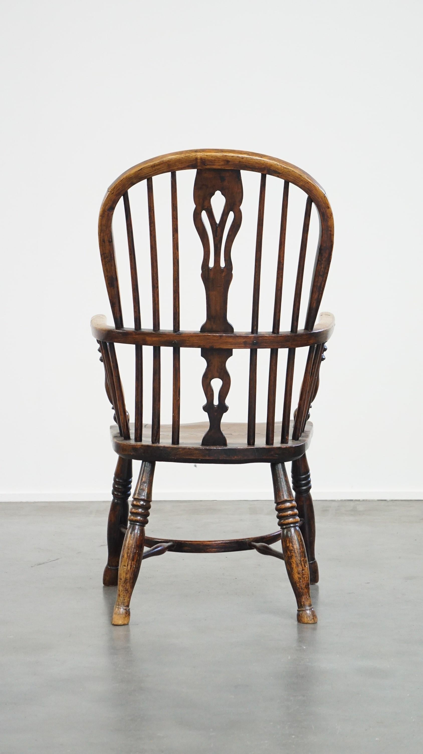 Beautiful, practical antique English highback Windsor chair with a lovely patina In Good Condition For Sale In Harderwijk, NL