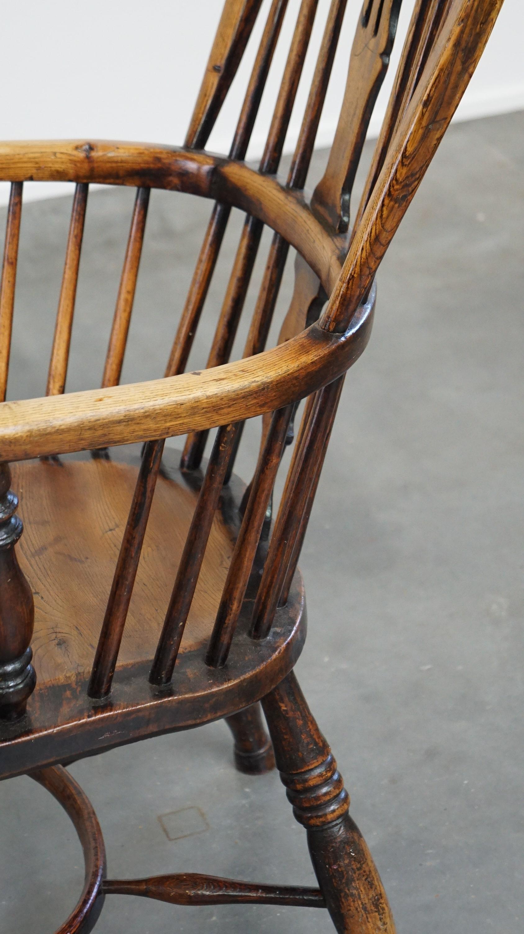 Beautiful, practical antique English highback Windsor chair with a lovely patina For Sale 3