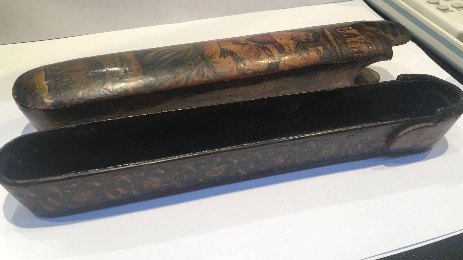Beautiful Qajar Papier Mâché Royal Pen-Box In Excellent Condition For Sale In London, GB