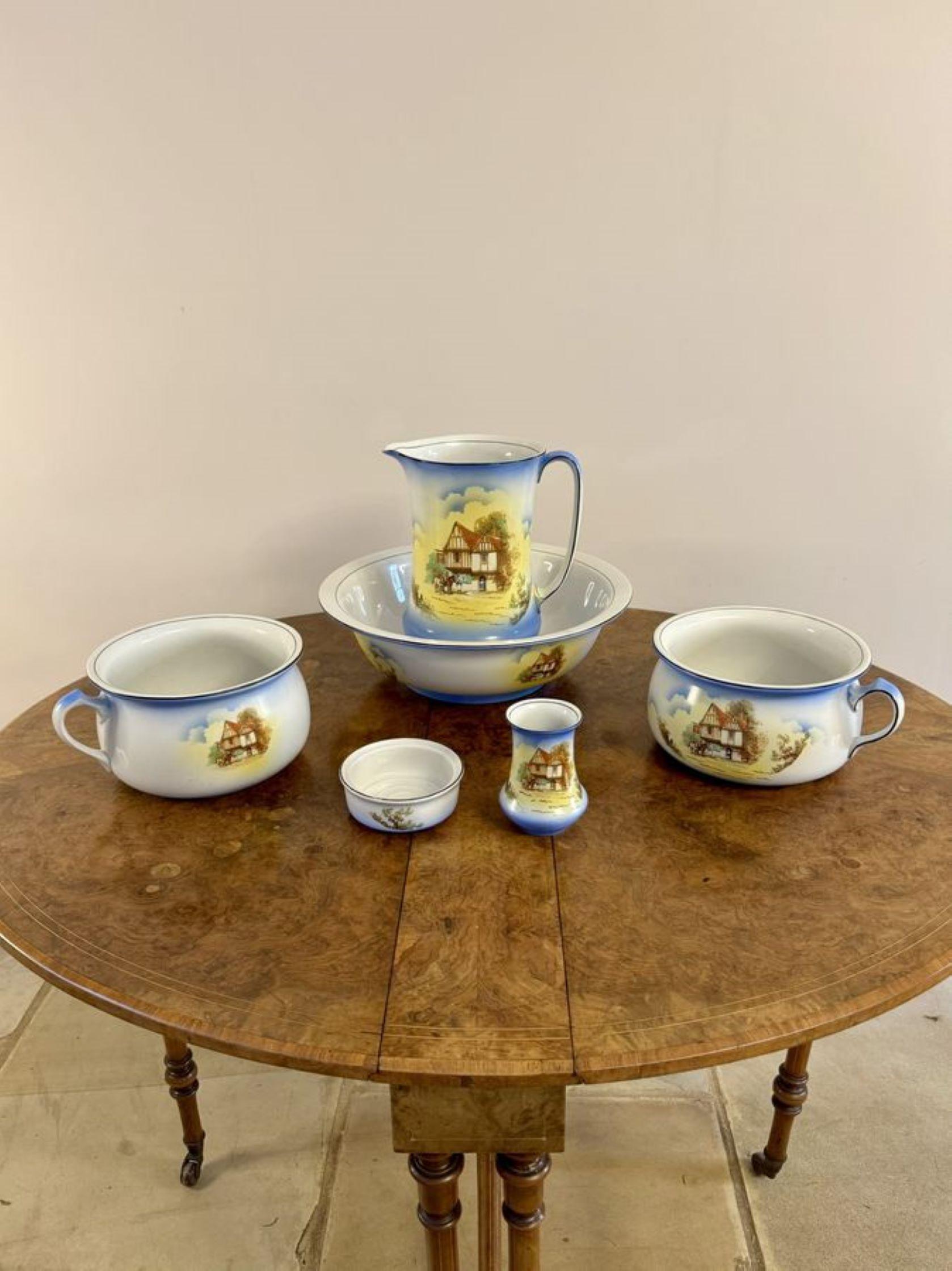 Magnifique ensemble de salle de bain antique de l'époque édouardienne, comprenant une cruche et un bol, deux pots de chambre, un porte-savon et un vase carré, décoré de paysages de campagne, de maisons, de personnes et de chevaux dans de superbes