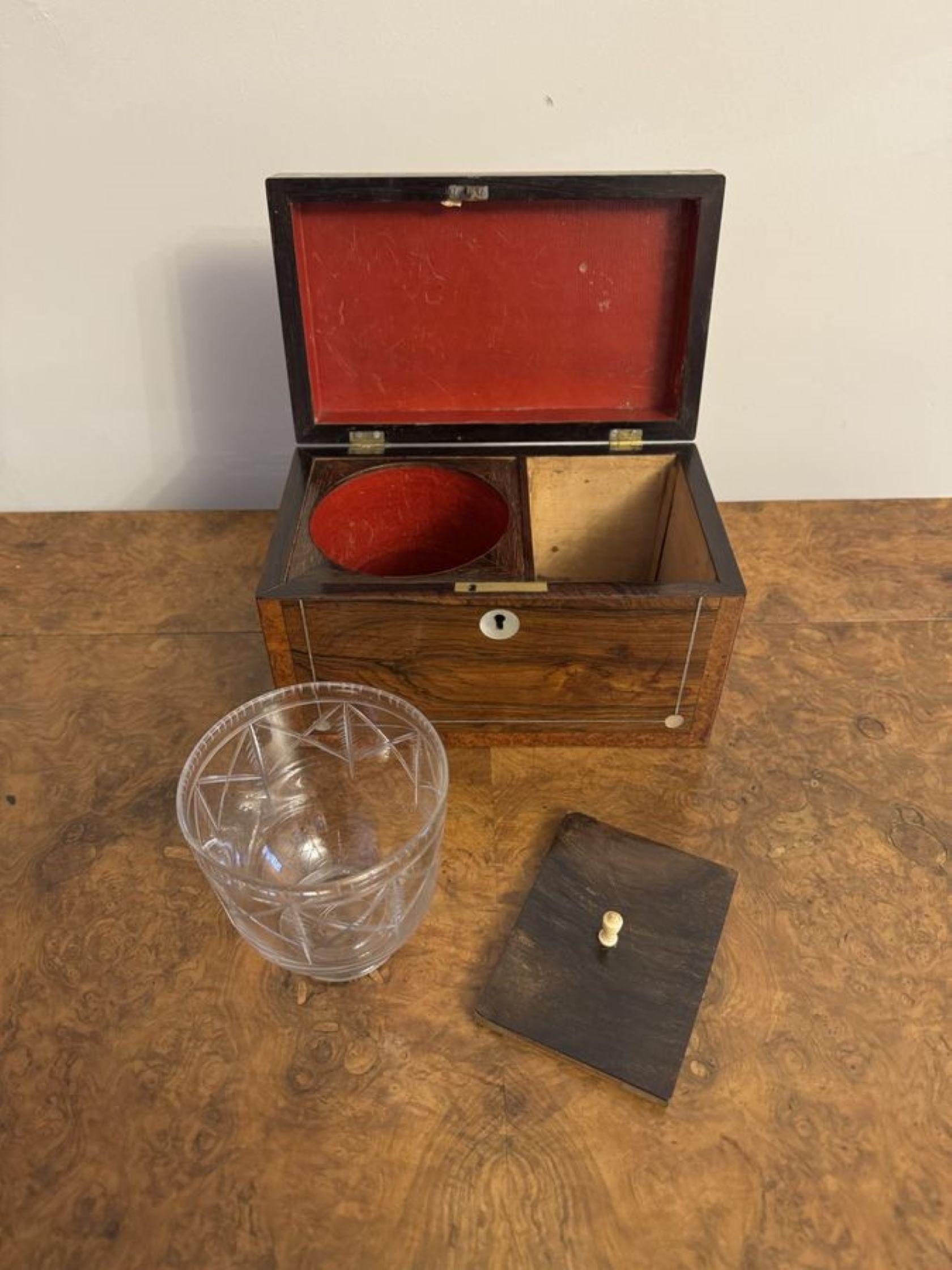 Preciosa caja de té de palisandro de la época de la Regencia, con una tapa elevable que se abre para dejar a la vista un cuenco mezclador de cristal y un compartimento con tapa para el té. 

D. 1820