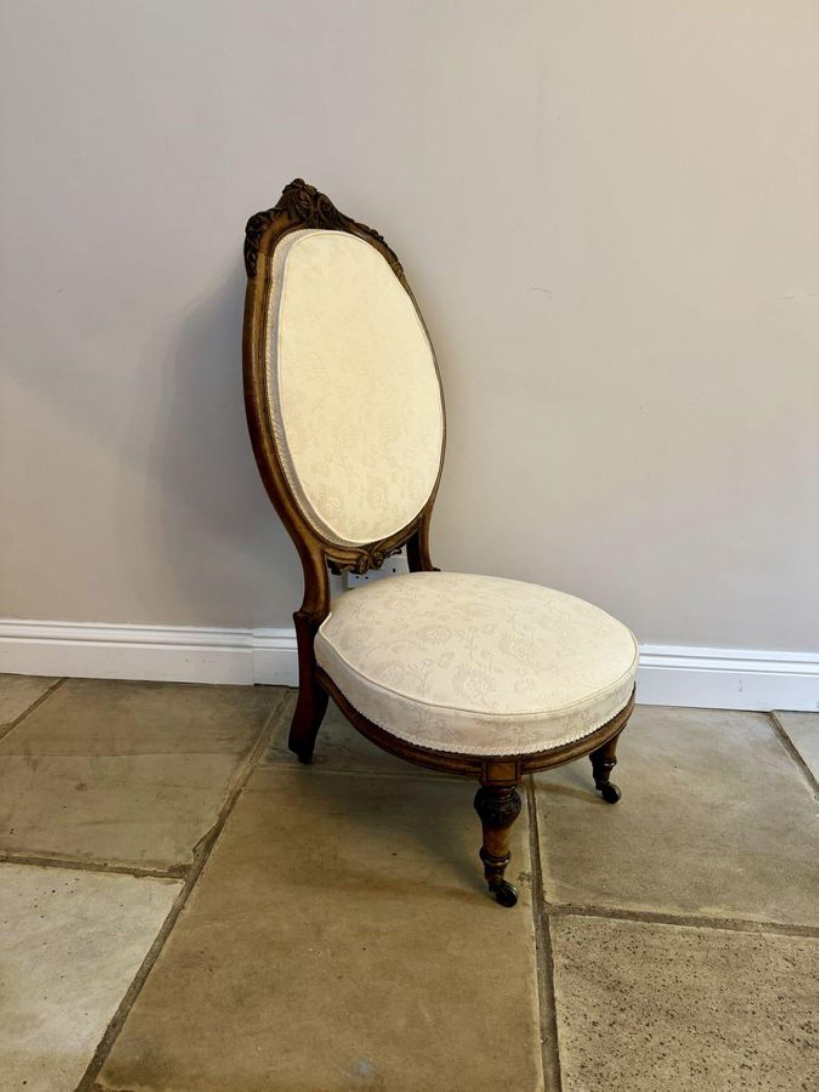 Preciosa silla de señora victoriana antigua de nogal tallado de gran calidad, con respaldo de nogal tallado de gran calidad con bellos detalles florales y volutas, asiento y respaldo recién retapizados en tela de flores pálidas, sobre patas