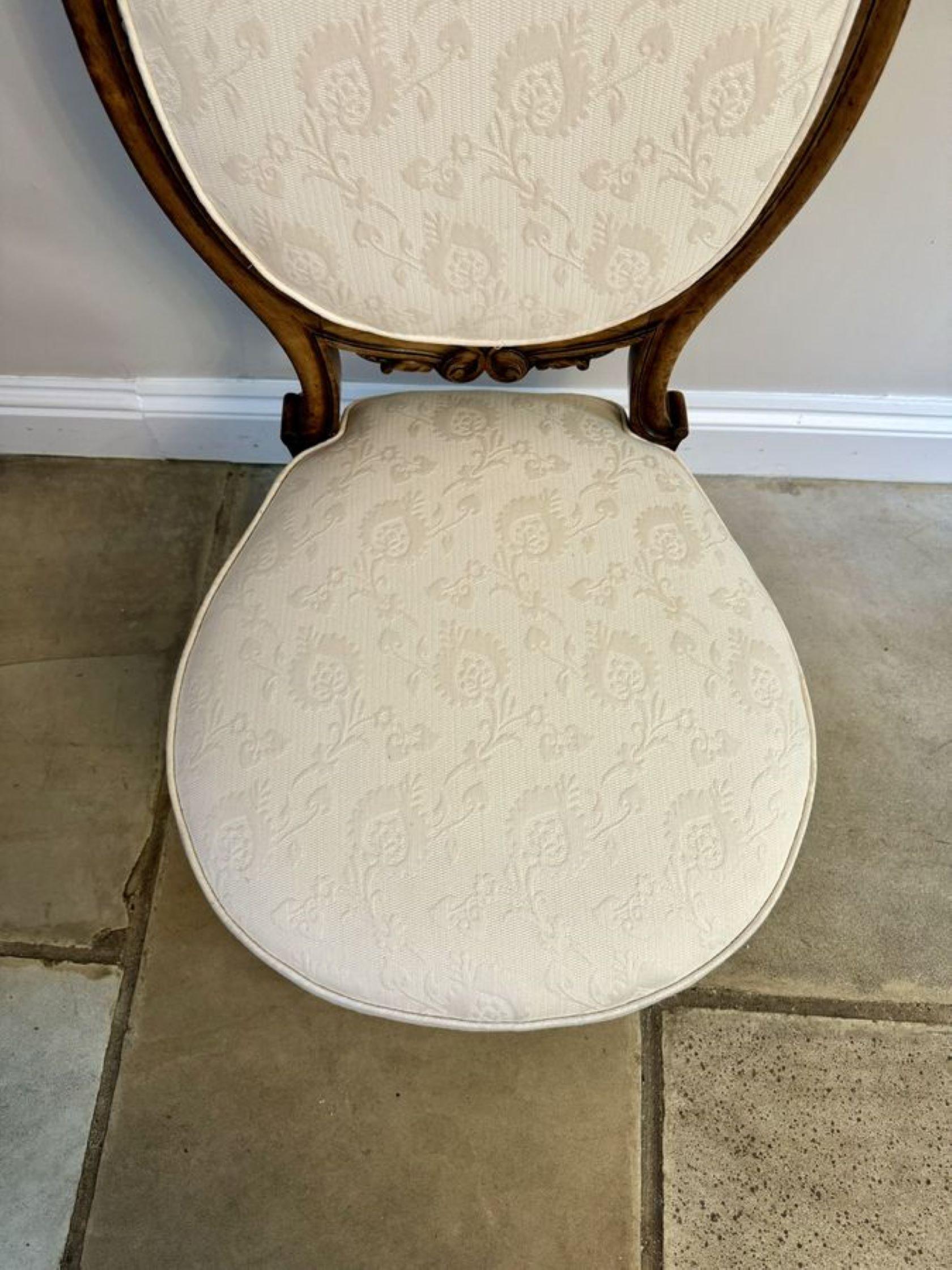 Silla de señora antigua victoriana de nogal tallado de gran calidad en venta 1