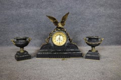 Bellissimo set di orologi di qualità in marmo e bronzo firmato in tre pezzi dell'epoca 1920