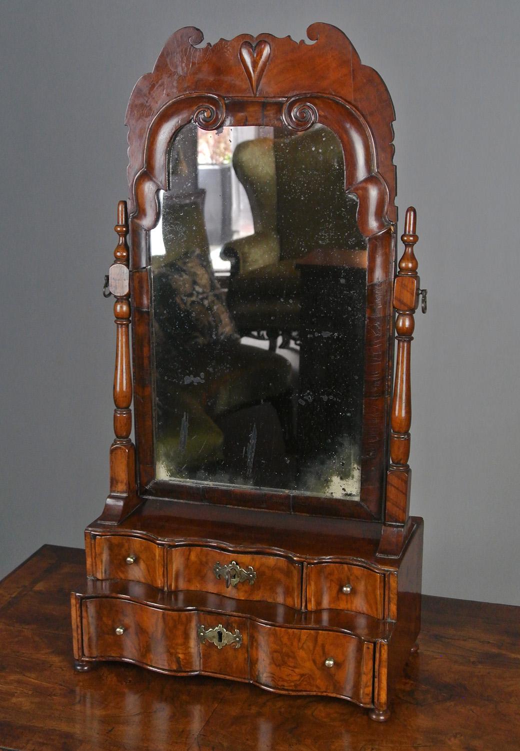 Beautiful Queen Anne Period Walnut Dressing Table Mirror c. 1710 In Good Condition In Heathfield, GB