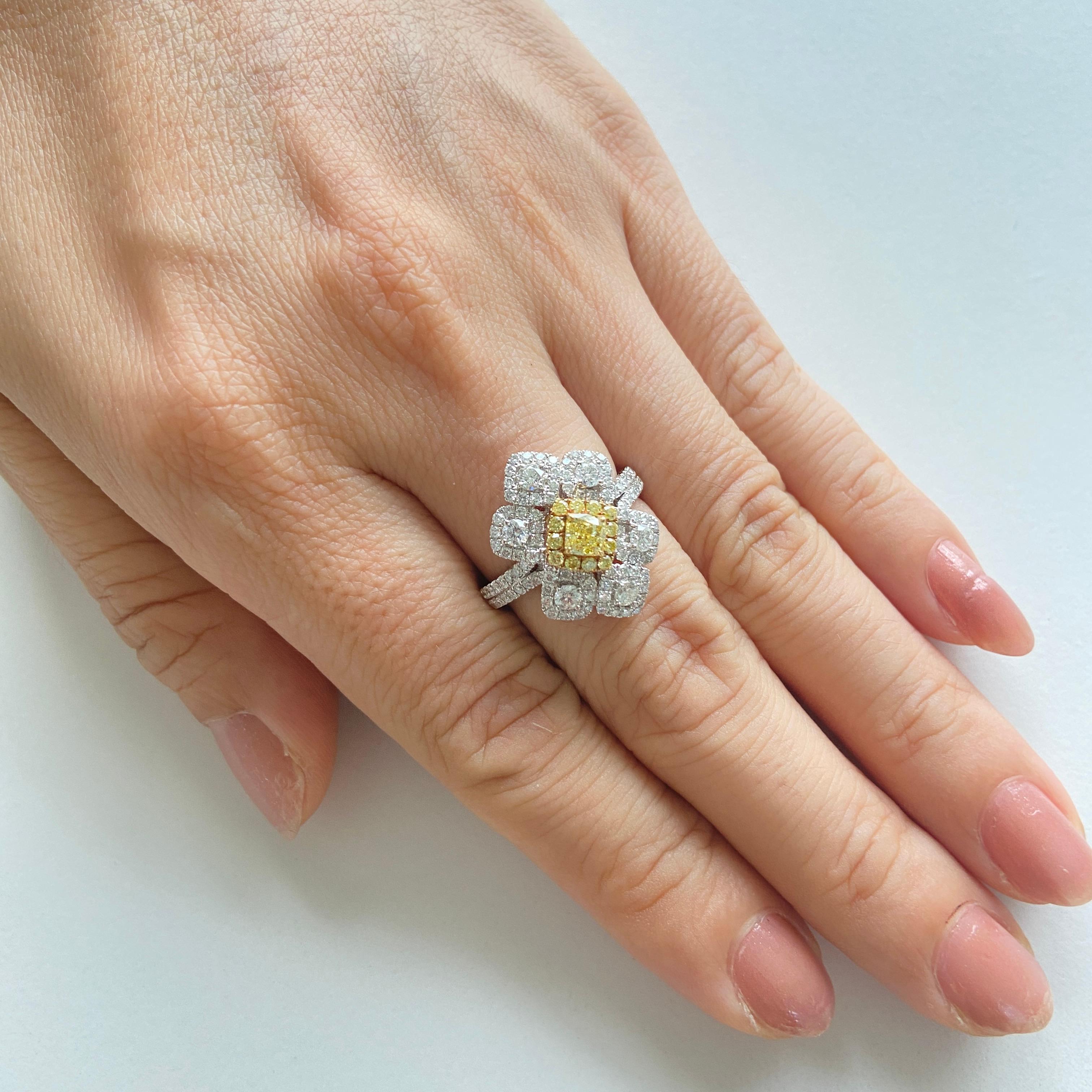 Beautiful Radiant Yellow Diamond Ring In New Condition For Sale In Hong Kong, HK