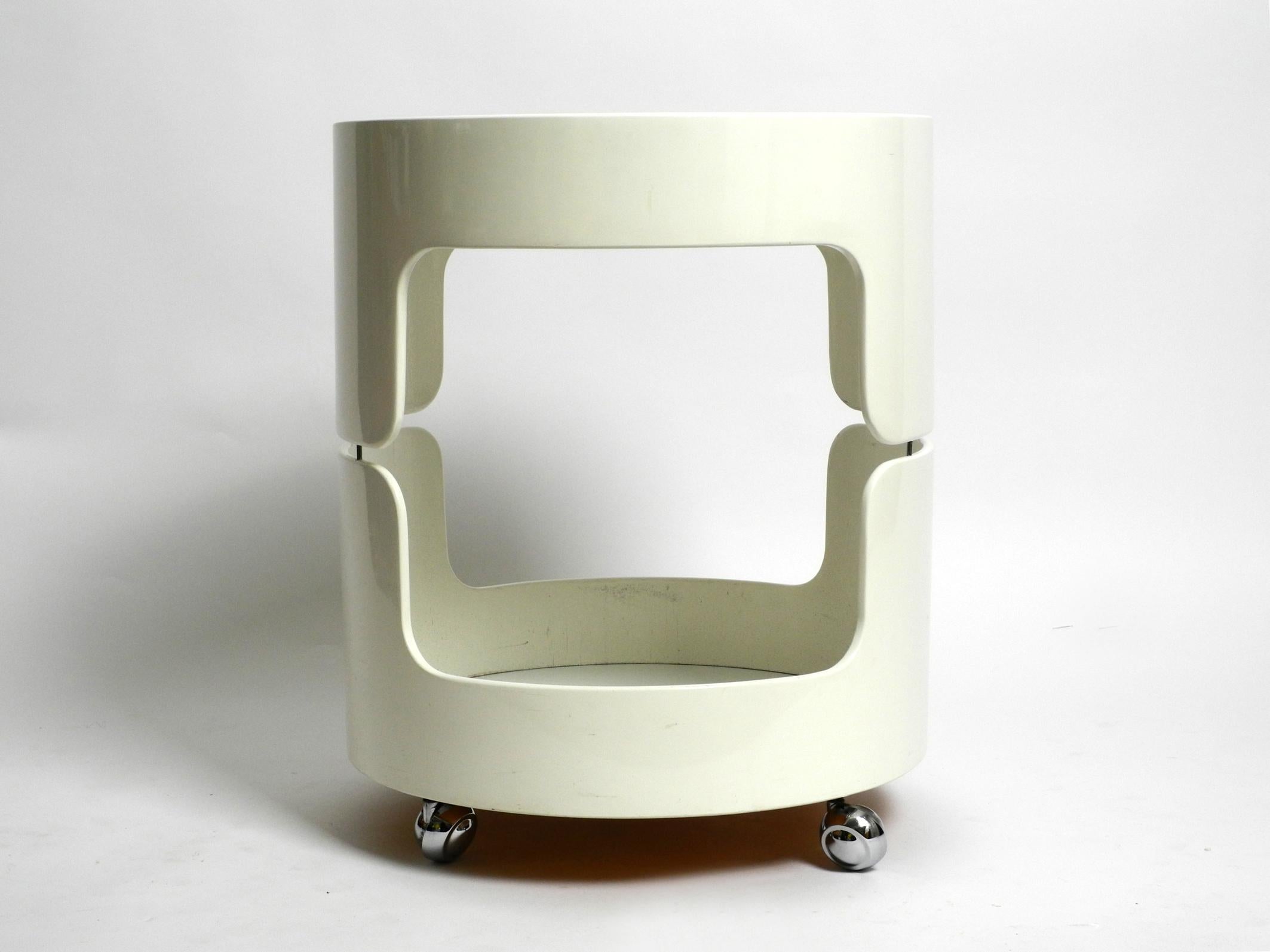 Allemand Magnifique table d'appoint ou de bar des années 1960, blanche et beige, avec roues, design de l'ère spatiale en vente