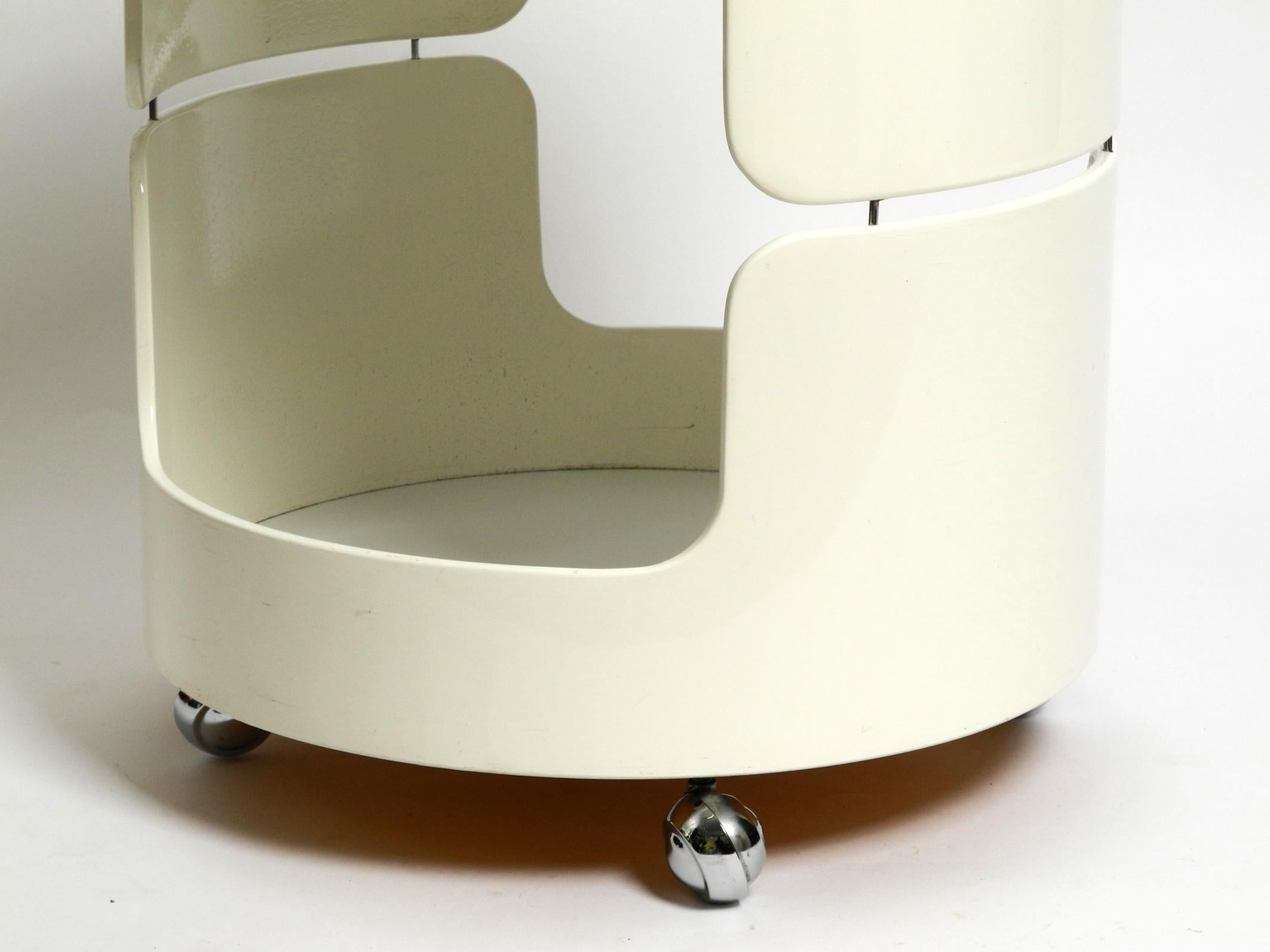 Magnifique table d'appoint ou de bar des années 1960, blanche et beige, avec roues, design de l'ère spatiale Bon état - En vente à München, DE