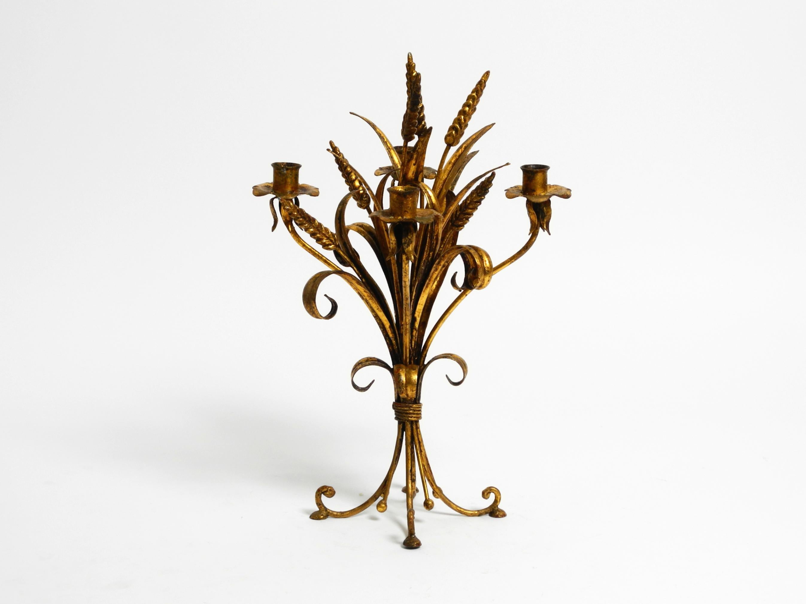 Bellissimo candeliere floreale placcato oro degli anni '60 di Hans Kögl, a forma di spiga di grano.
Questo candelabro per quattro candele di Kögl è molto raro e difficile da trovare.
Realizzato in ferro. Completamente placcato in oro. Di alta