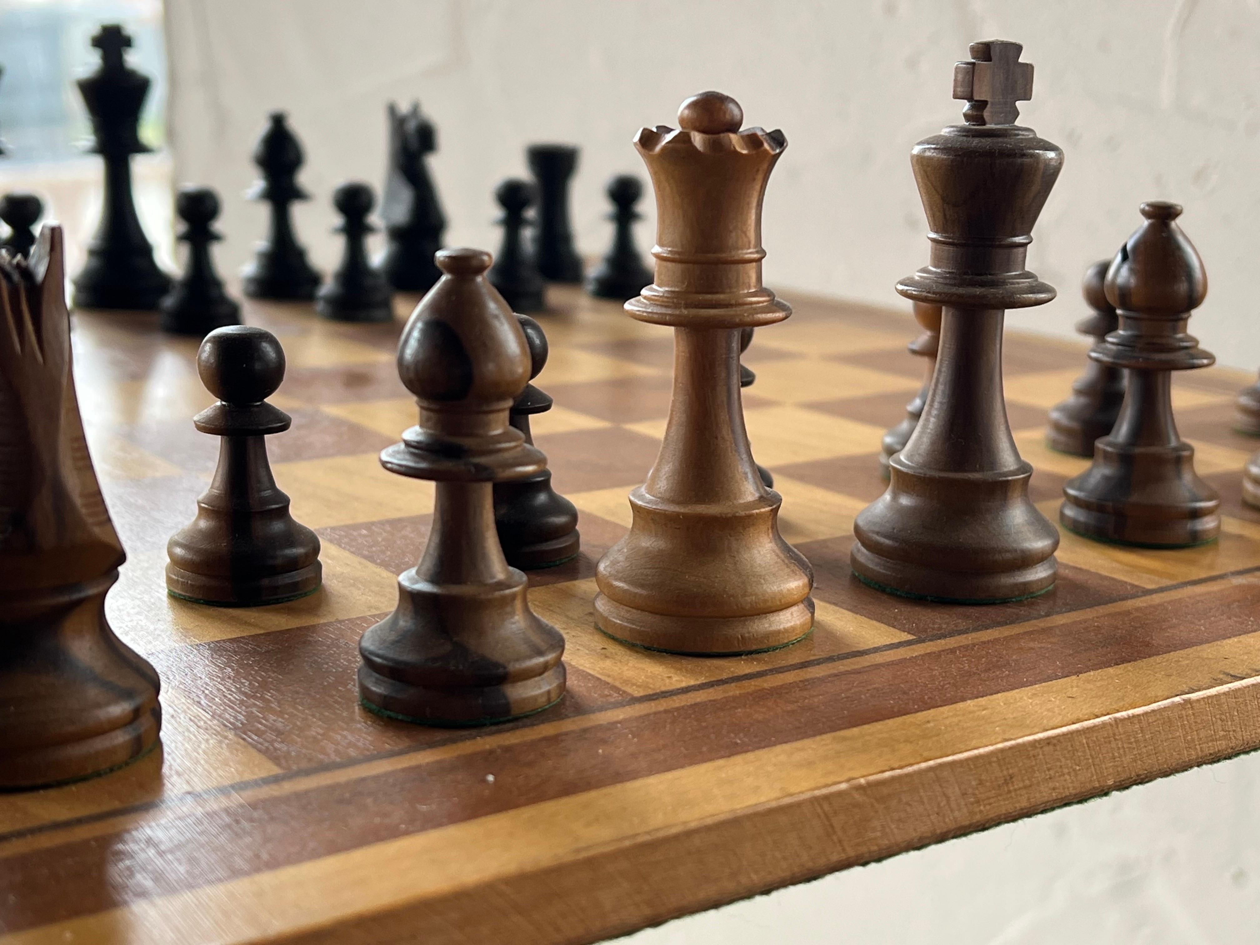 Beautiful rare Chess game, Walnut, wood inlay board, England 1950’s 6