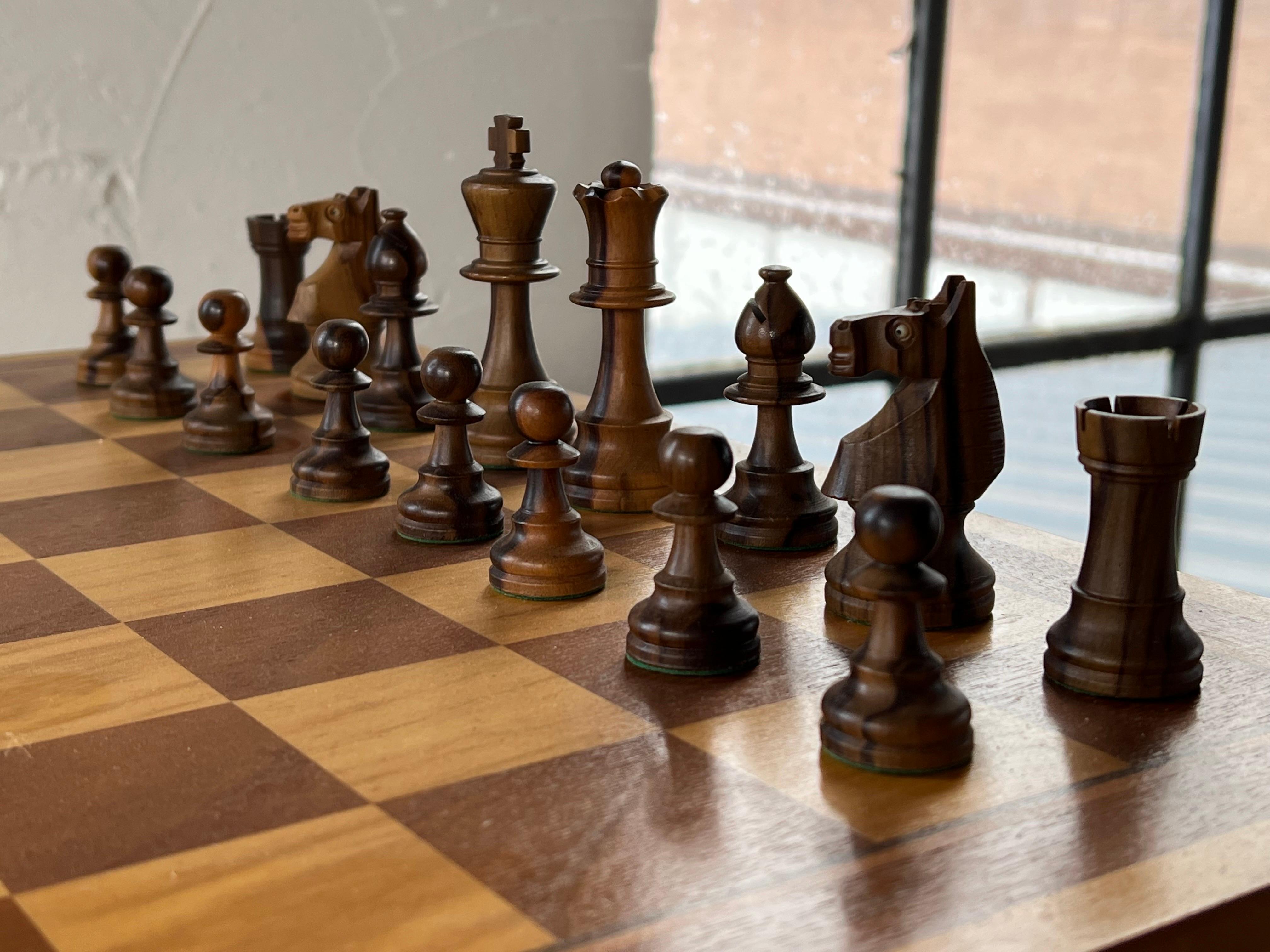 Beautiful rare Chess game, Walnut, wood inlay board, England 1950’s In Good Condition In Hoogeveen, NL
