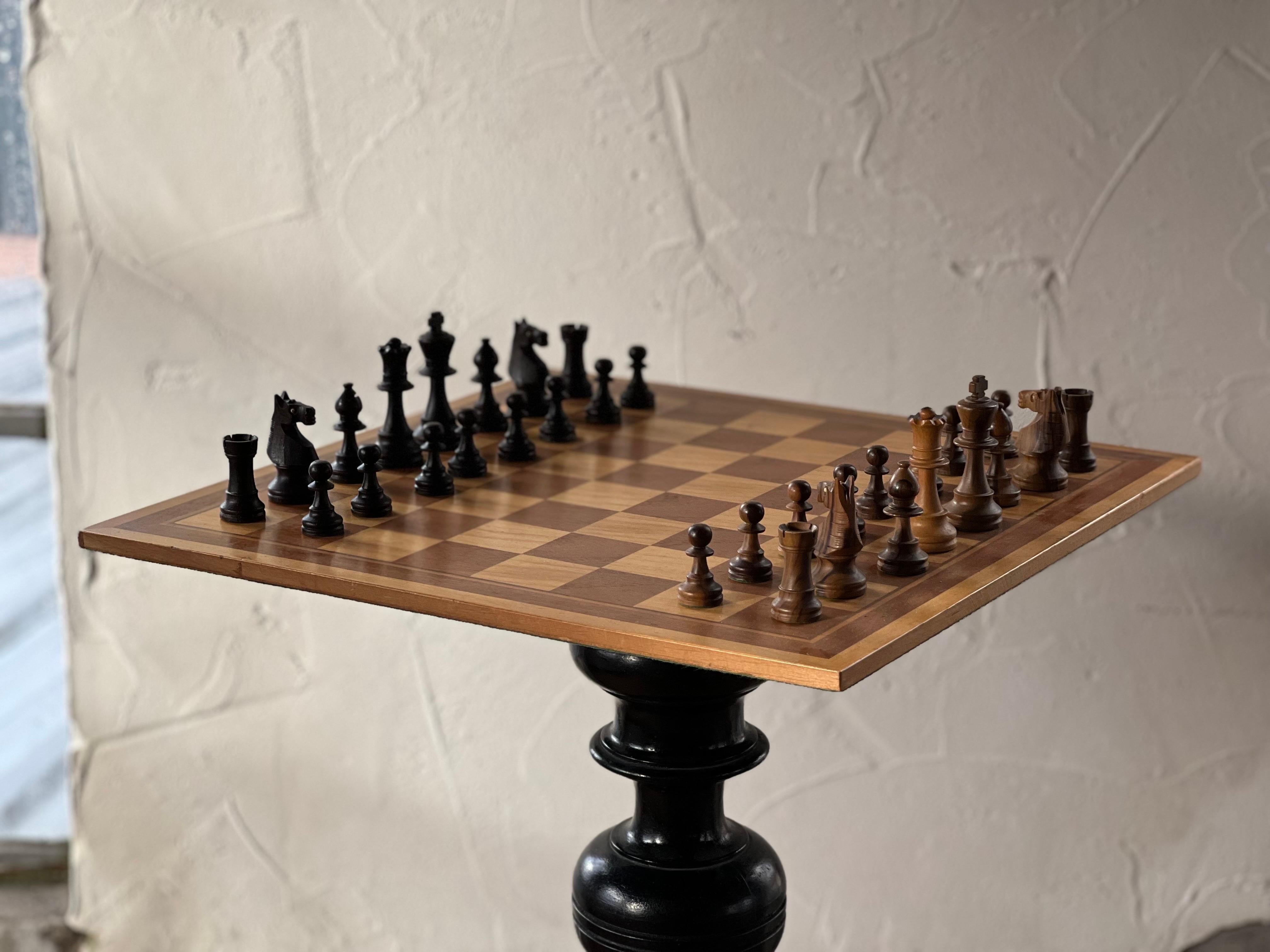 Mid-20th Century Beautiful rare Chess game, Walnut, wood inlay board, England 1950’s