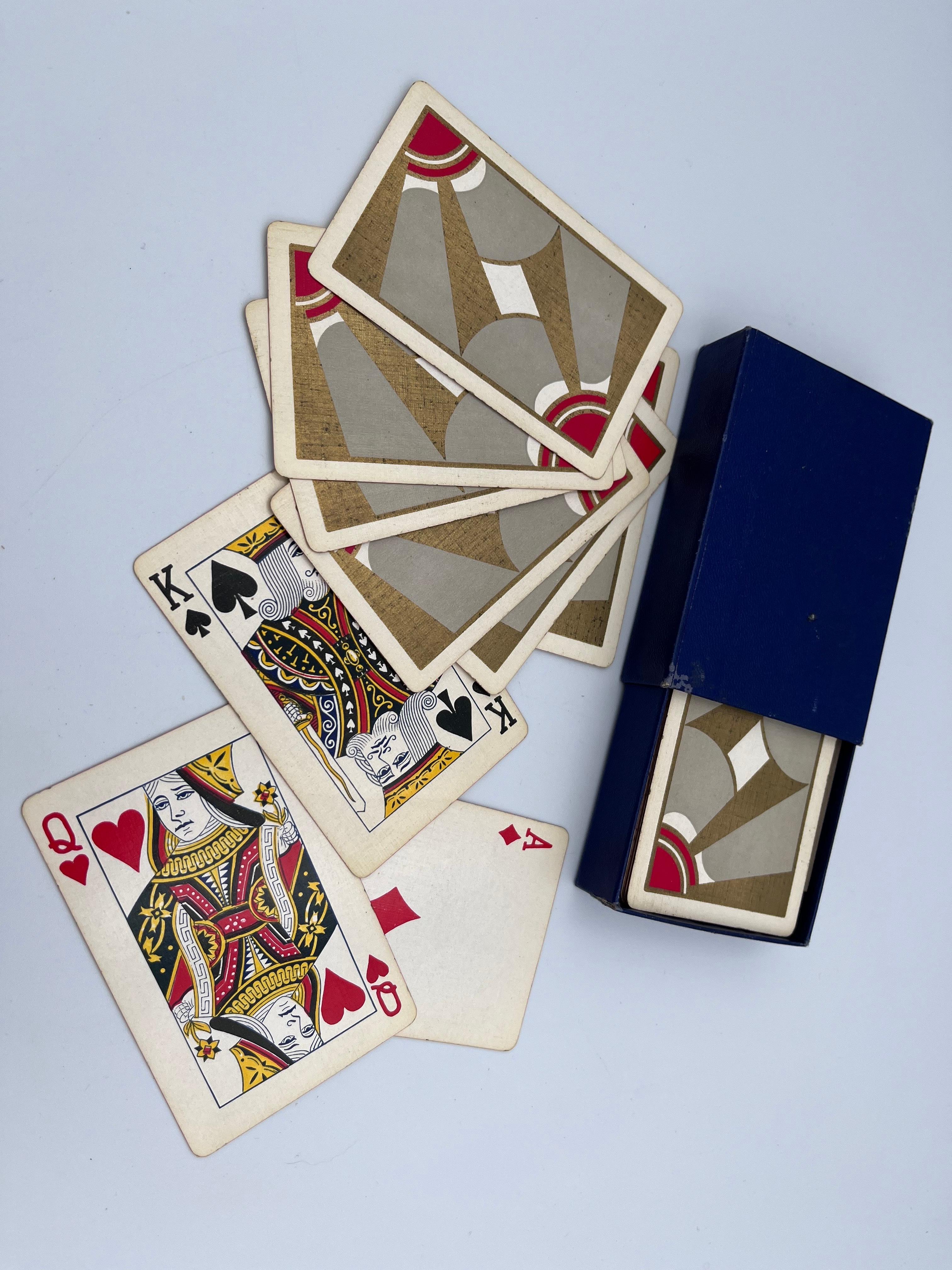 Rare carte da gioco geometriche Art Deco degli anni '30 in scatola originale

Questo bellissimo e raro mazzo completo di carte da gioco Art Deco degli anni '30 è un esempio lampante di design modernista applicato a oggetti di uso quotidiano. Gli