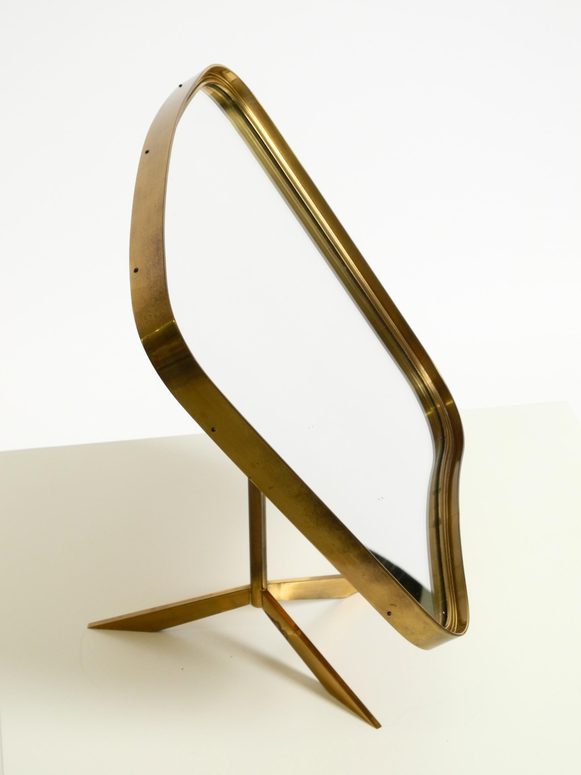 Bellissimo e raro grande specchio da tavolo regolabile di metà secolo in ottone di Rare Form A in vendita 3